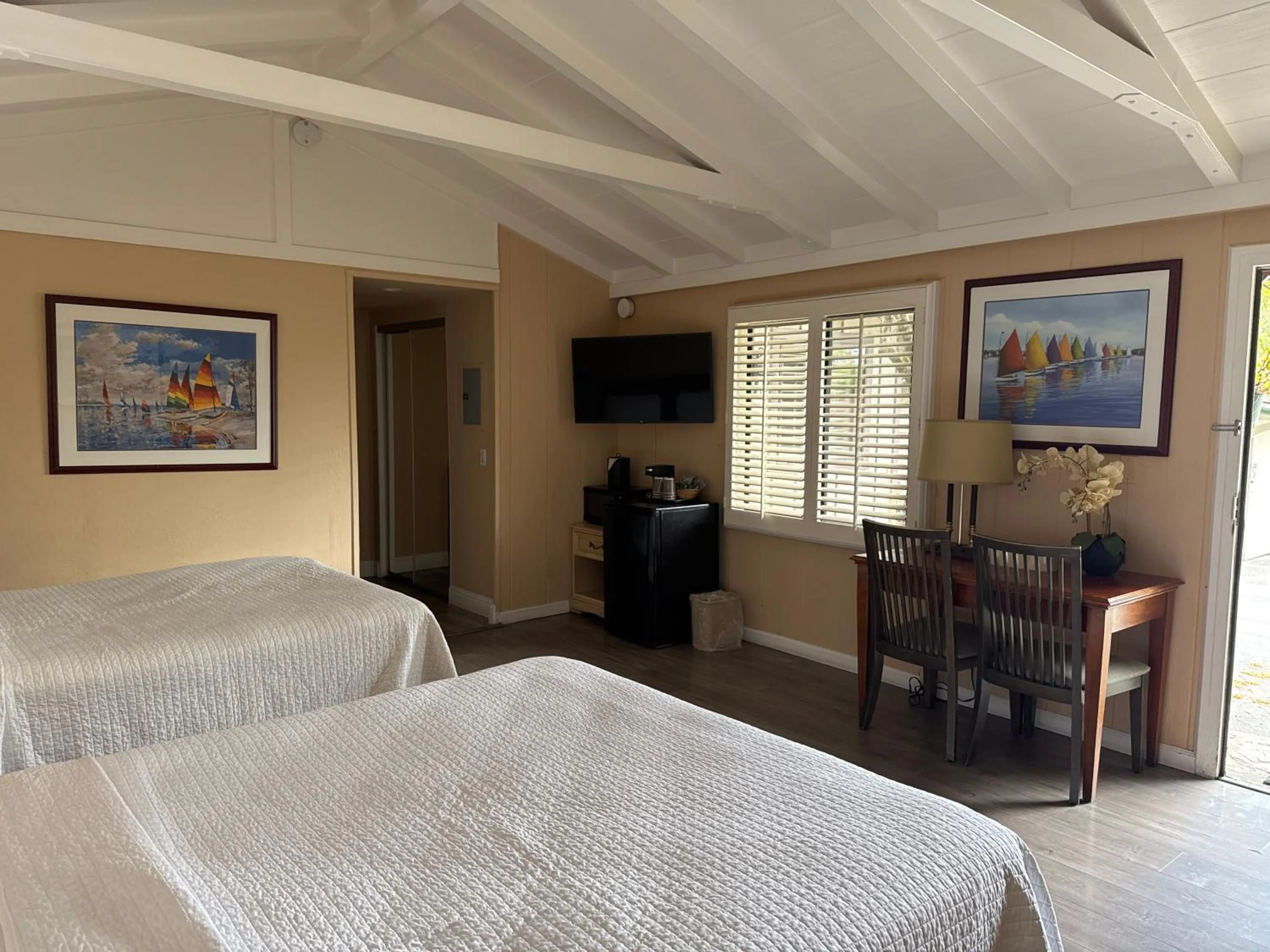 Bedroom, Bed in Carmel Resort Inn