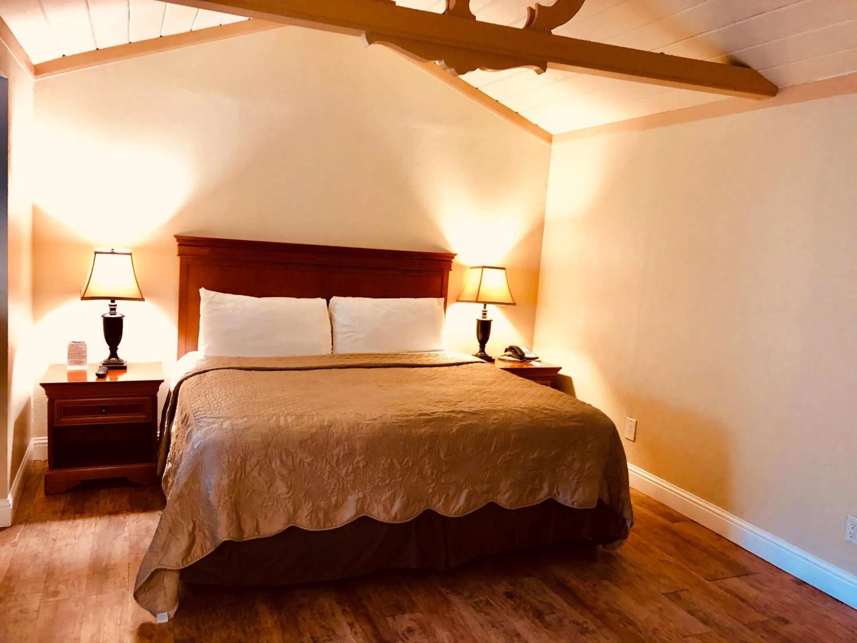 Bedroom, Bed in Carmel Resort Inn