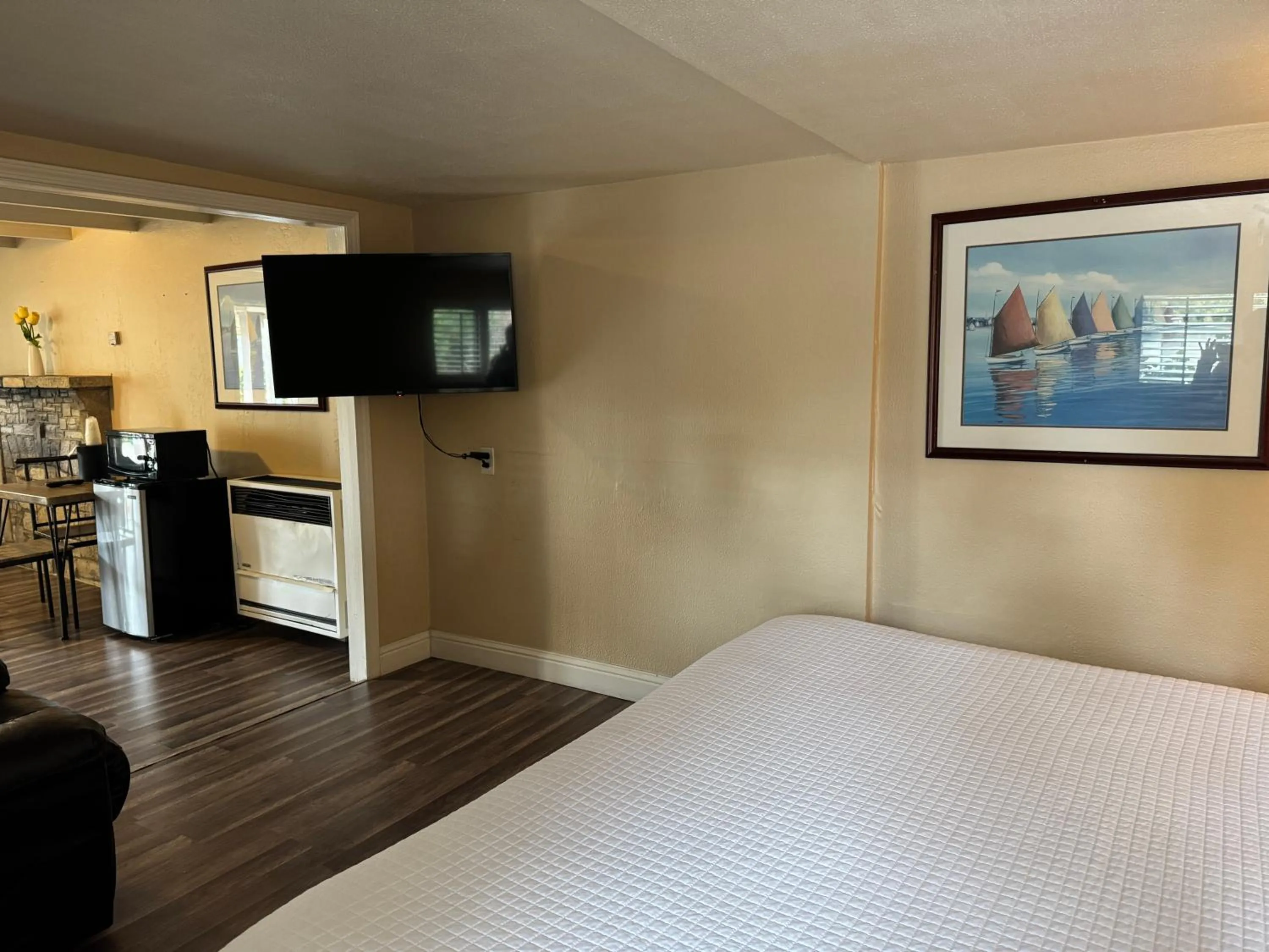 Bedroom, Bed in Carmel Resort Inn