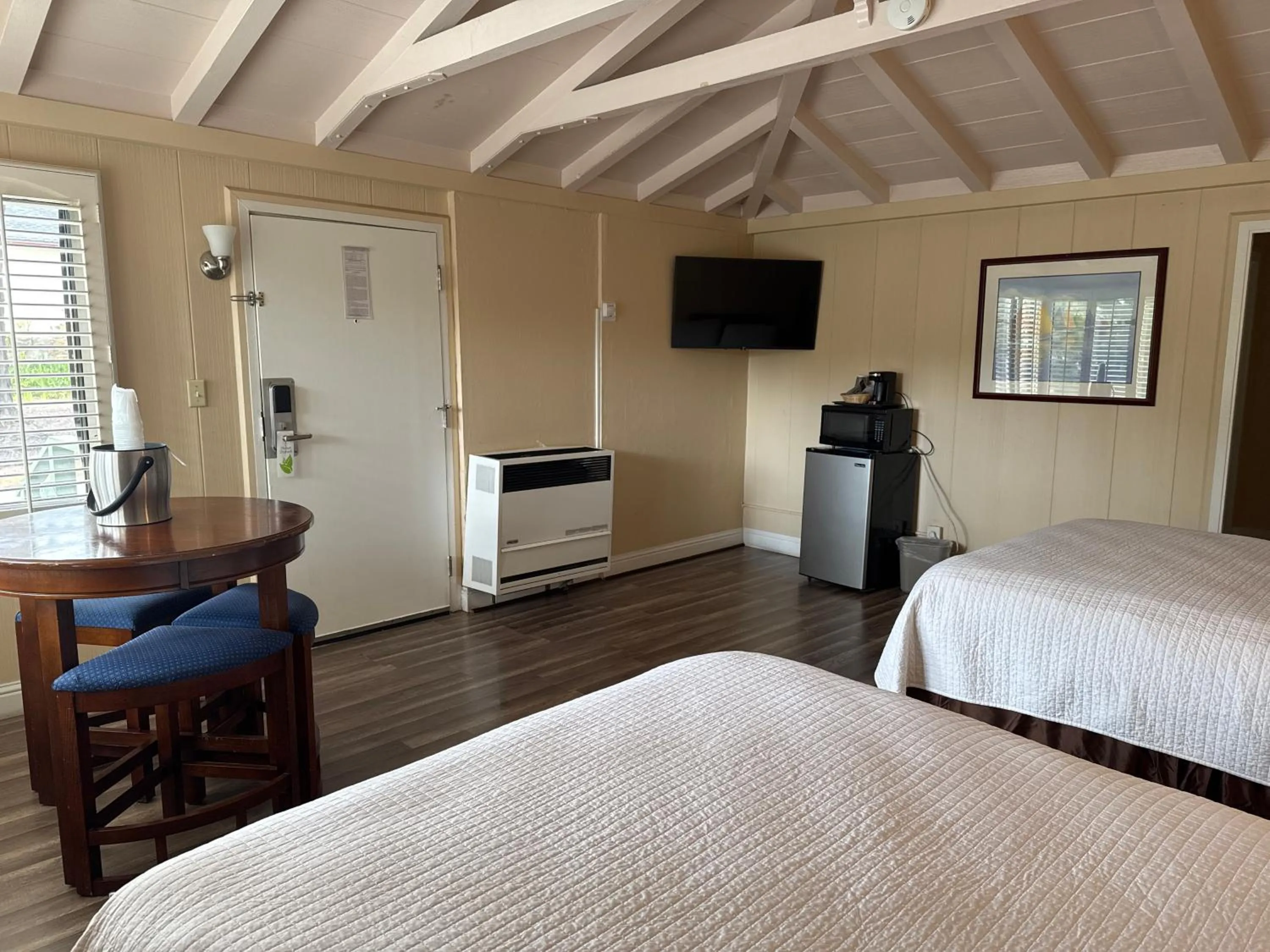 Bedroom, Bed in Carmel Resort Inn