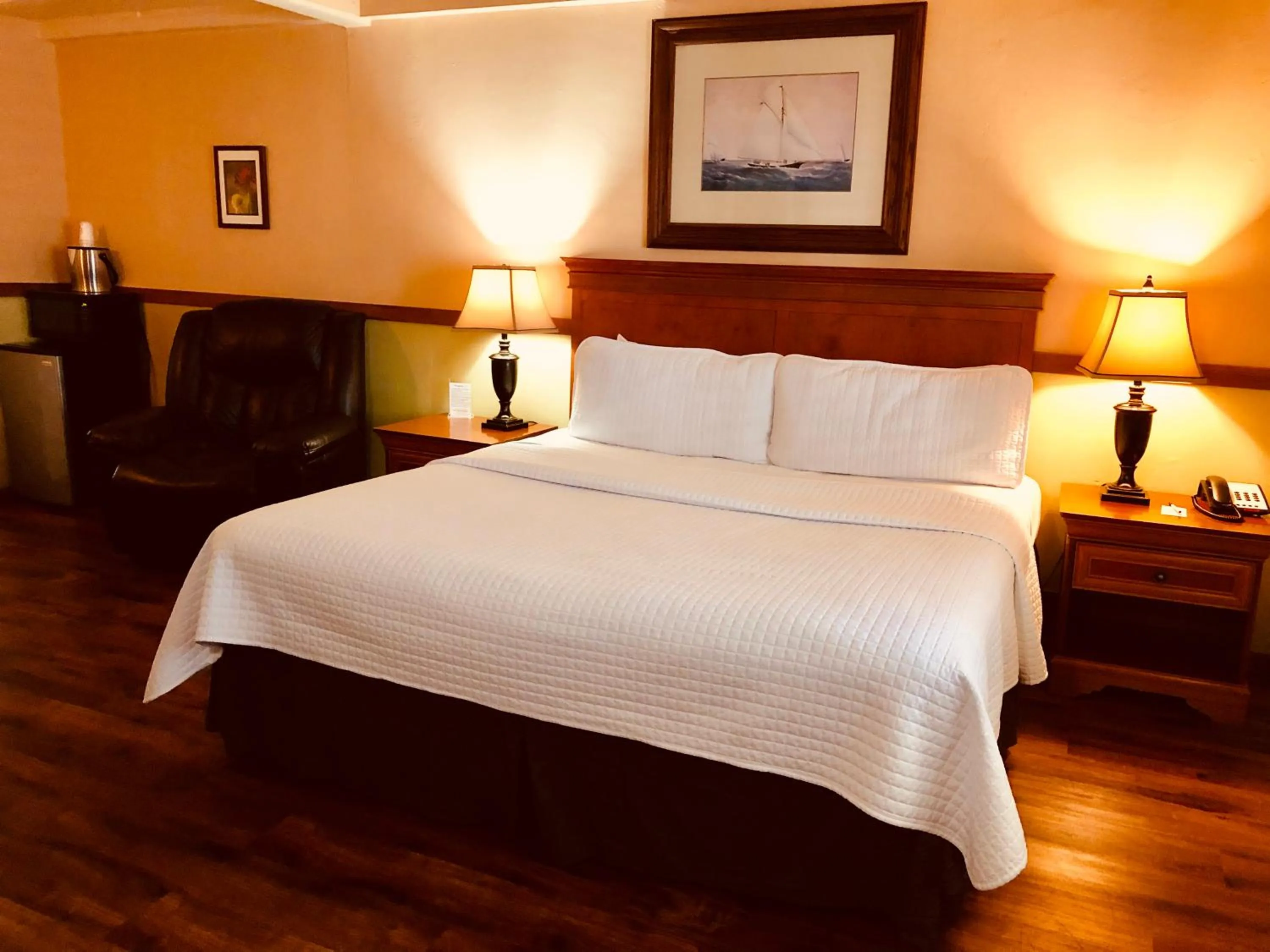 Bedroom, Bed in Carmel Resort Inn