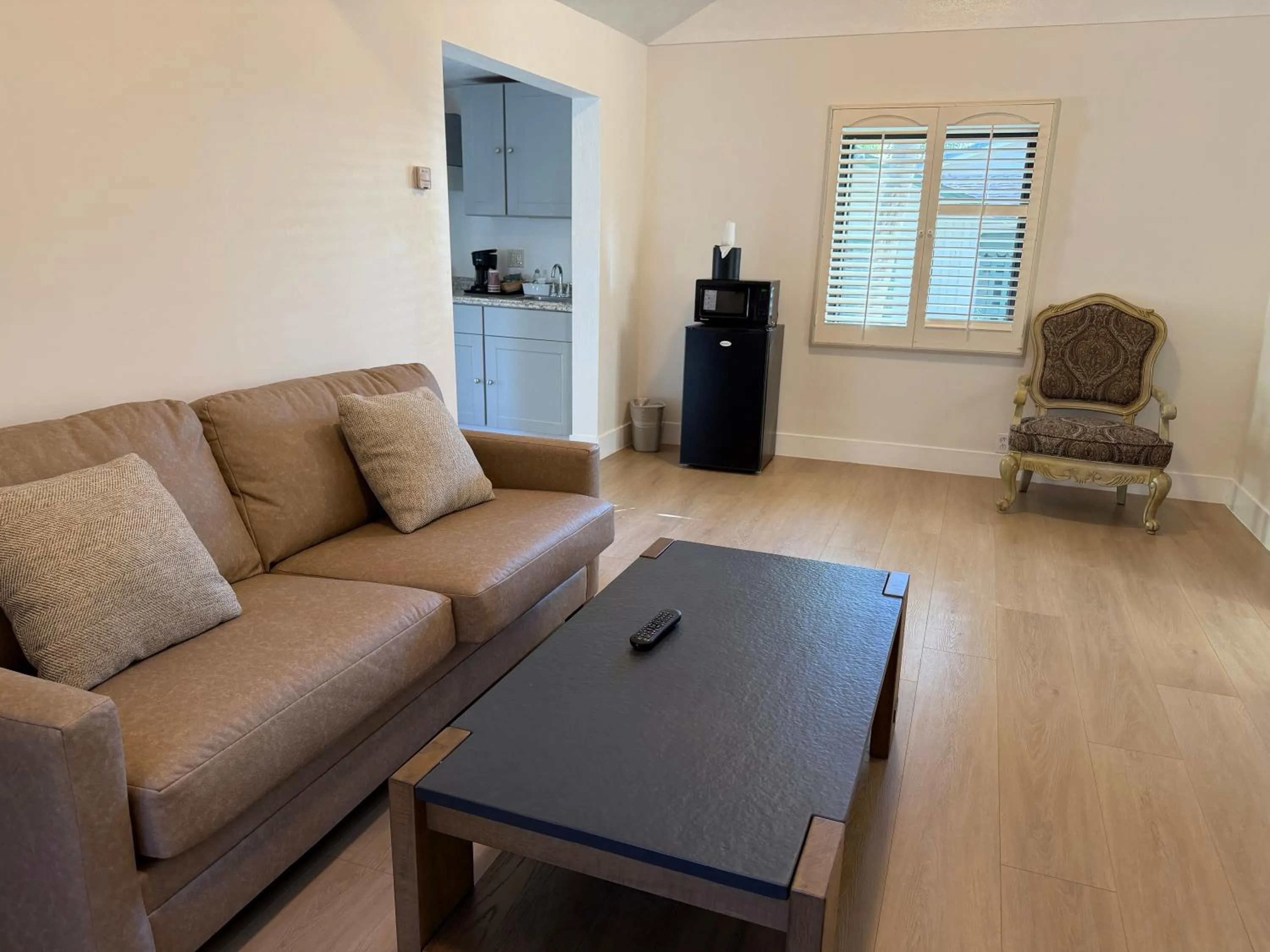 Living room in Carmel Resort Inn