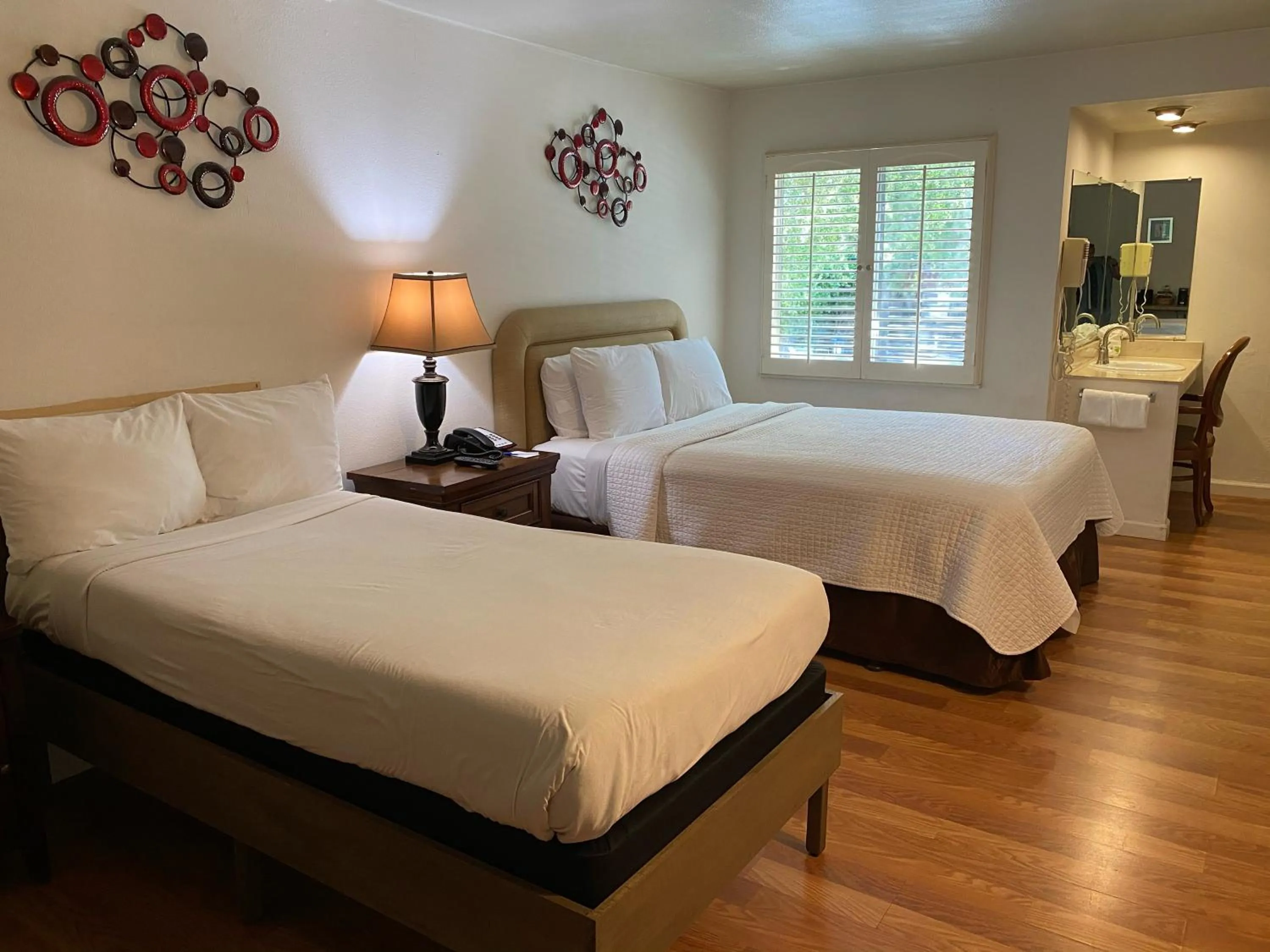 Bedroom, Bed in Carmel Resort Inn