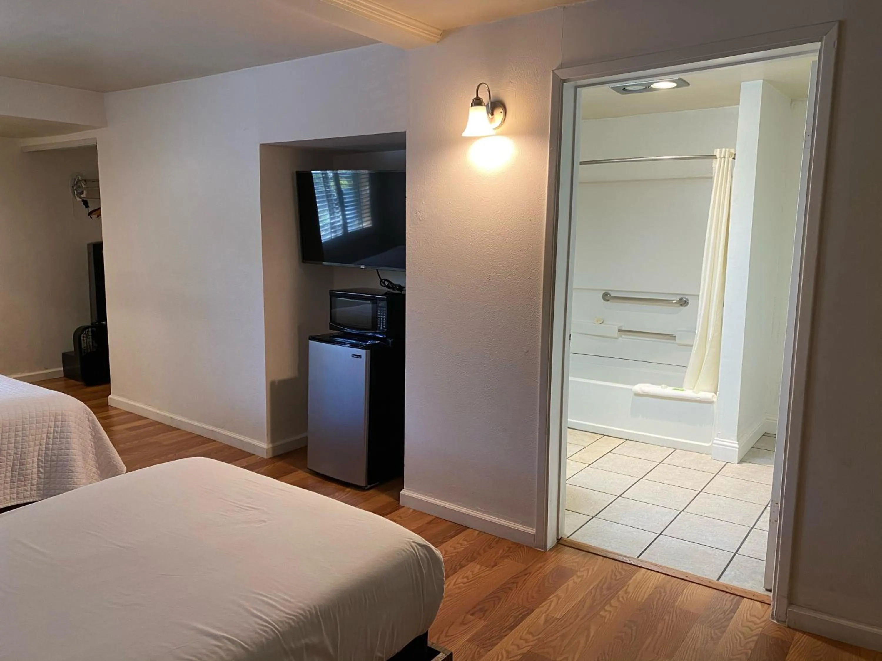 Bedroom, Bed in Carmel Resort Inn