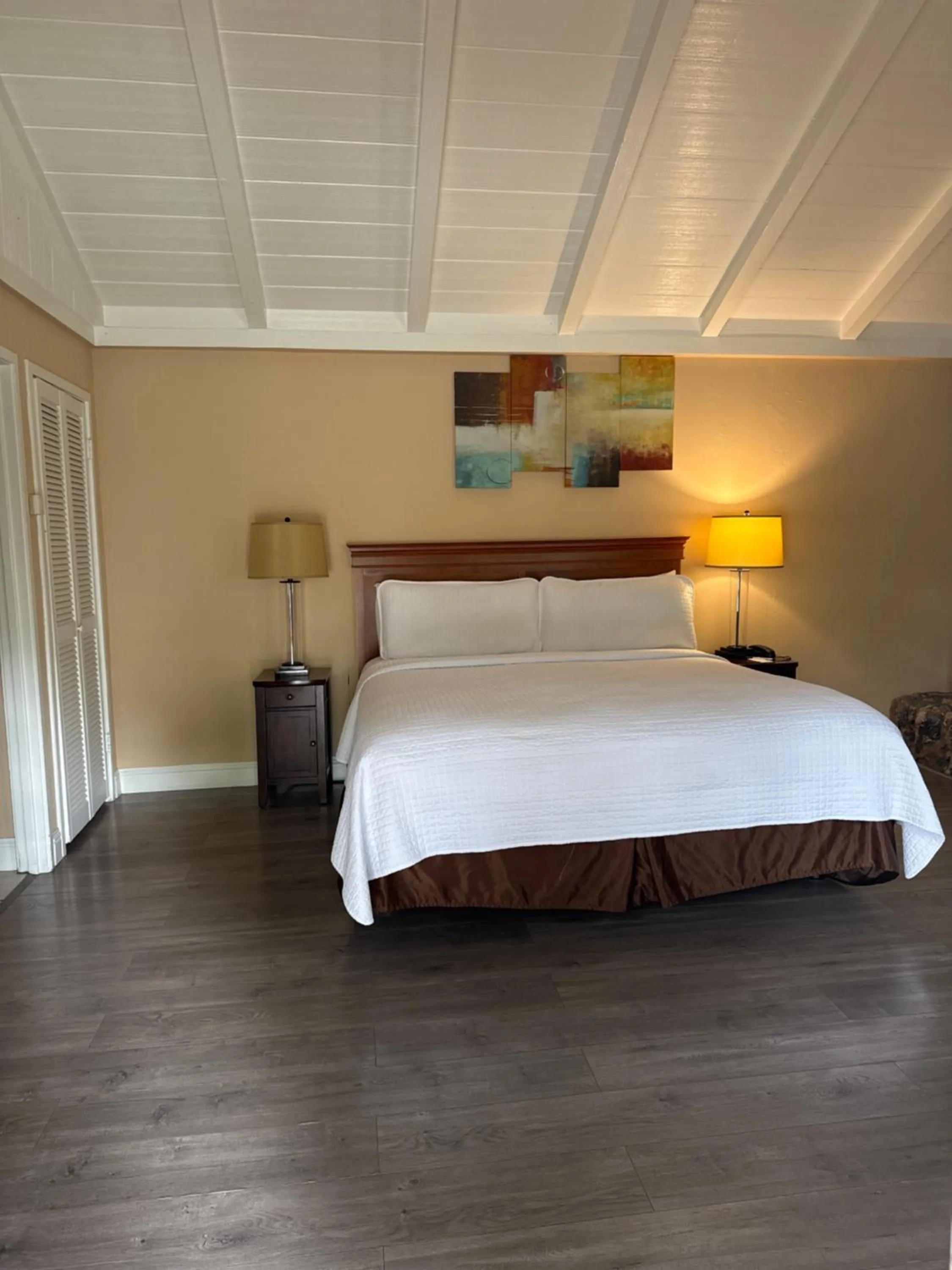 Bedroom, Bed in Carmel Resort Inn