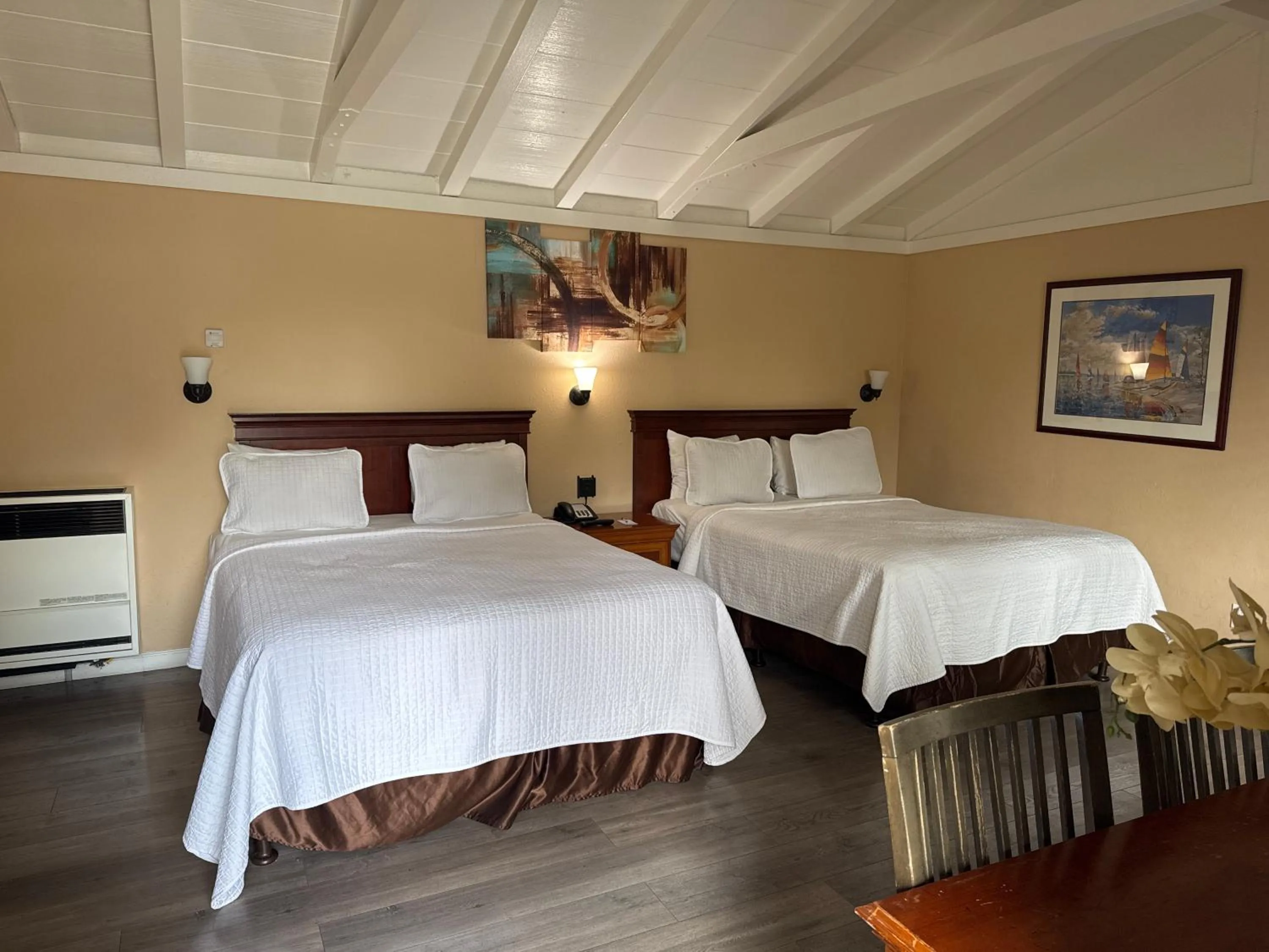 Bedroom, Bed in Carmel Resort Inn