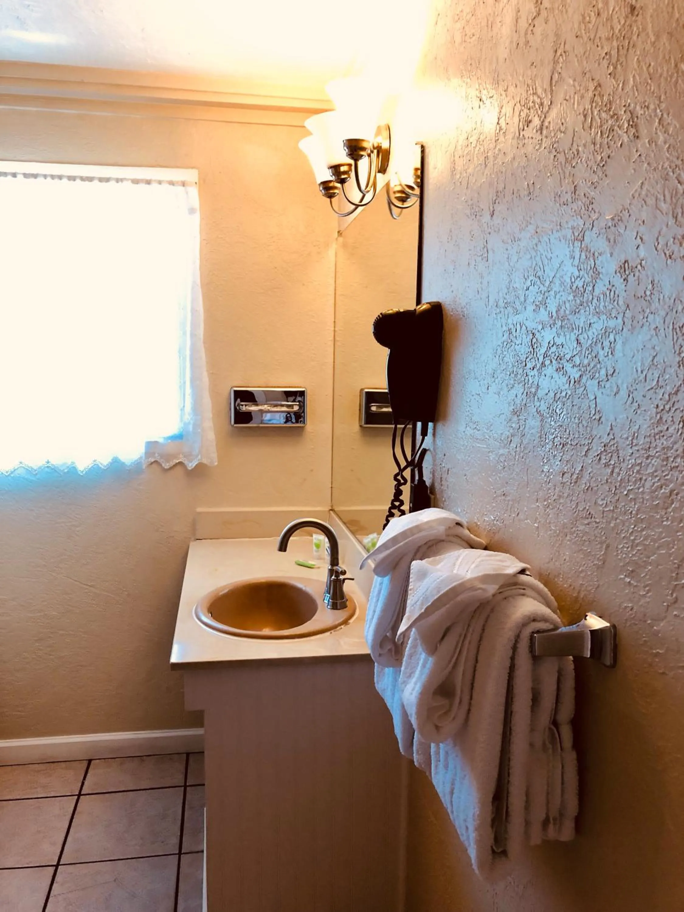Bathroom, Bed in Carmel Resort Inn