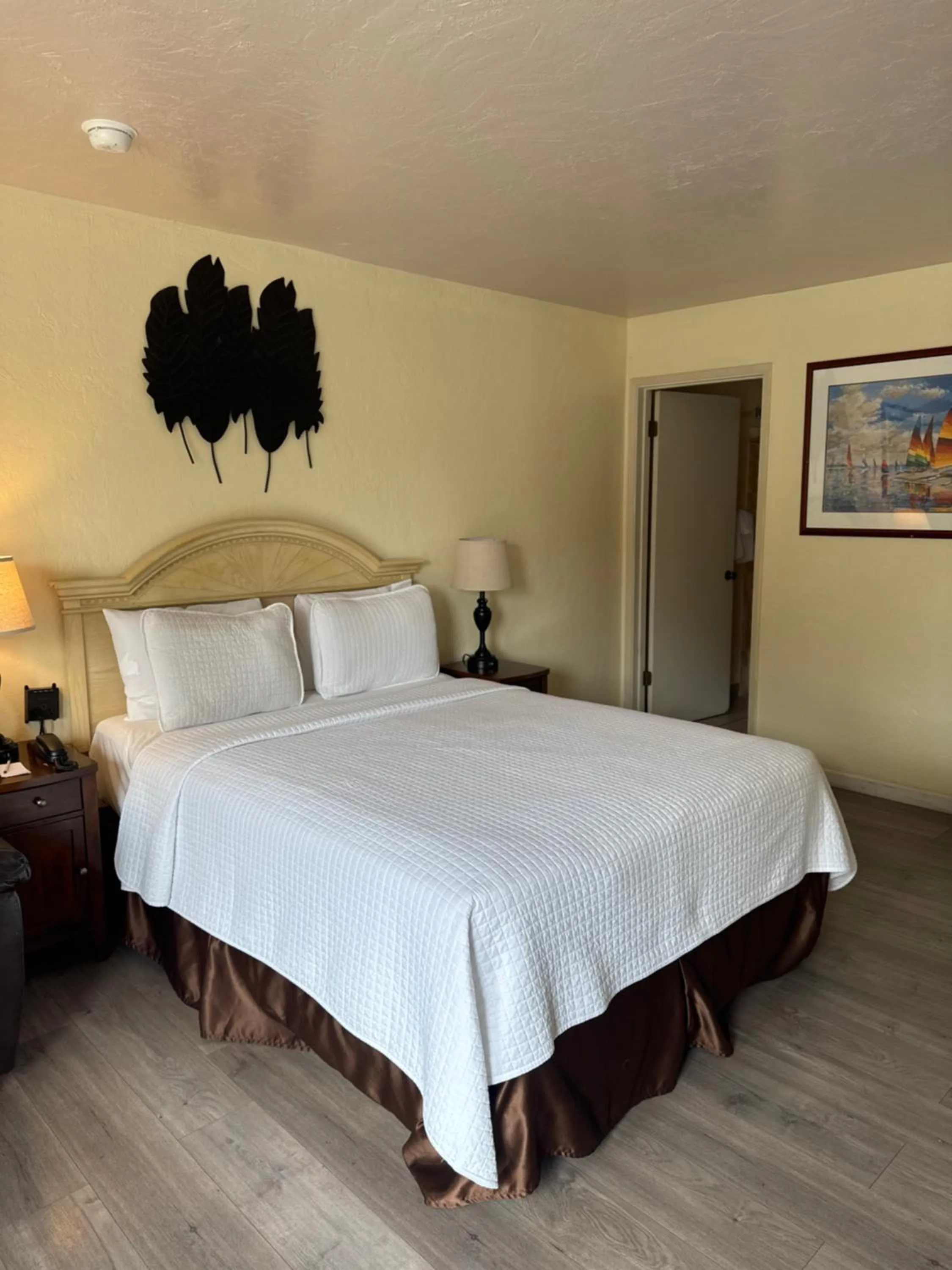 Bedroom, Bed in Carmel Resort Inn