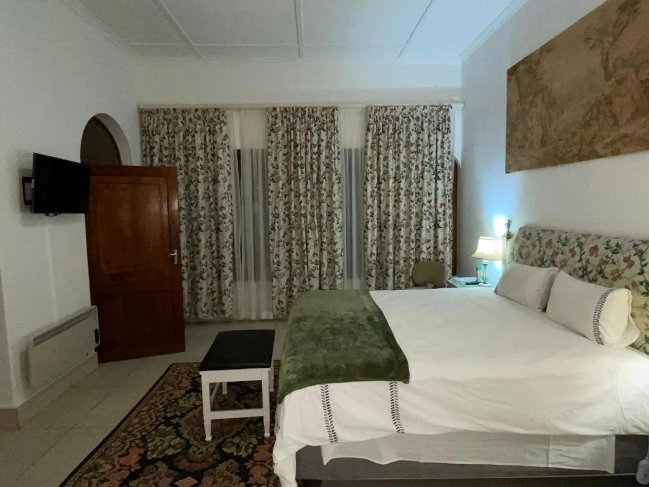 Communal lounge/ TV room, Bed in Green Olive Guesthouse