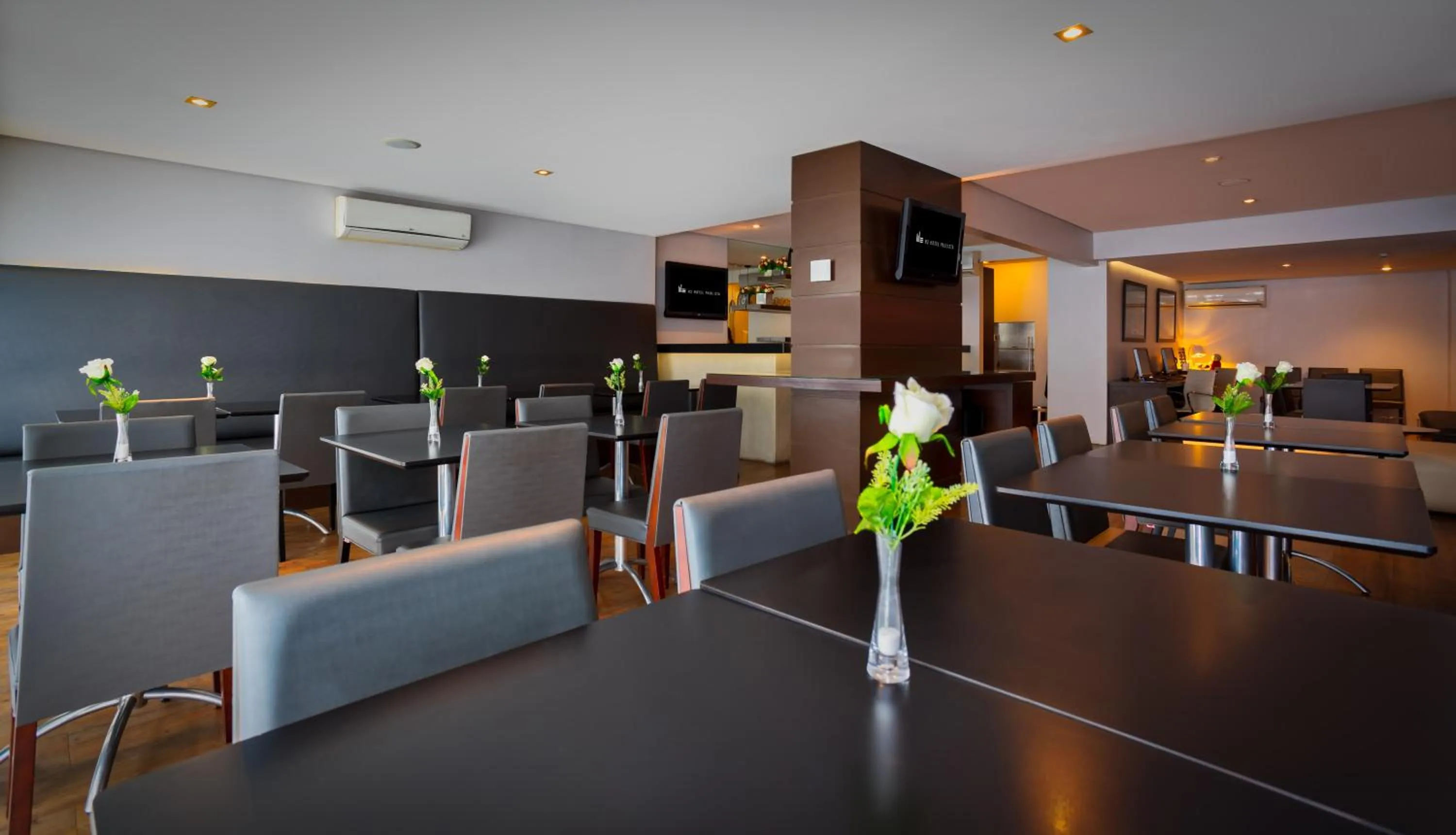 Lounge or bar in H3 Hotel Paulista