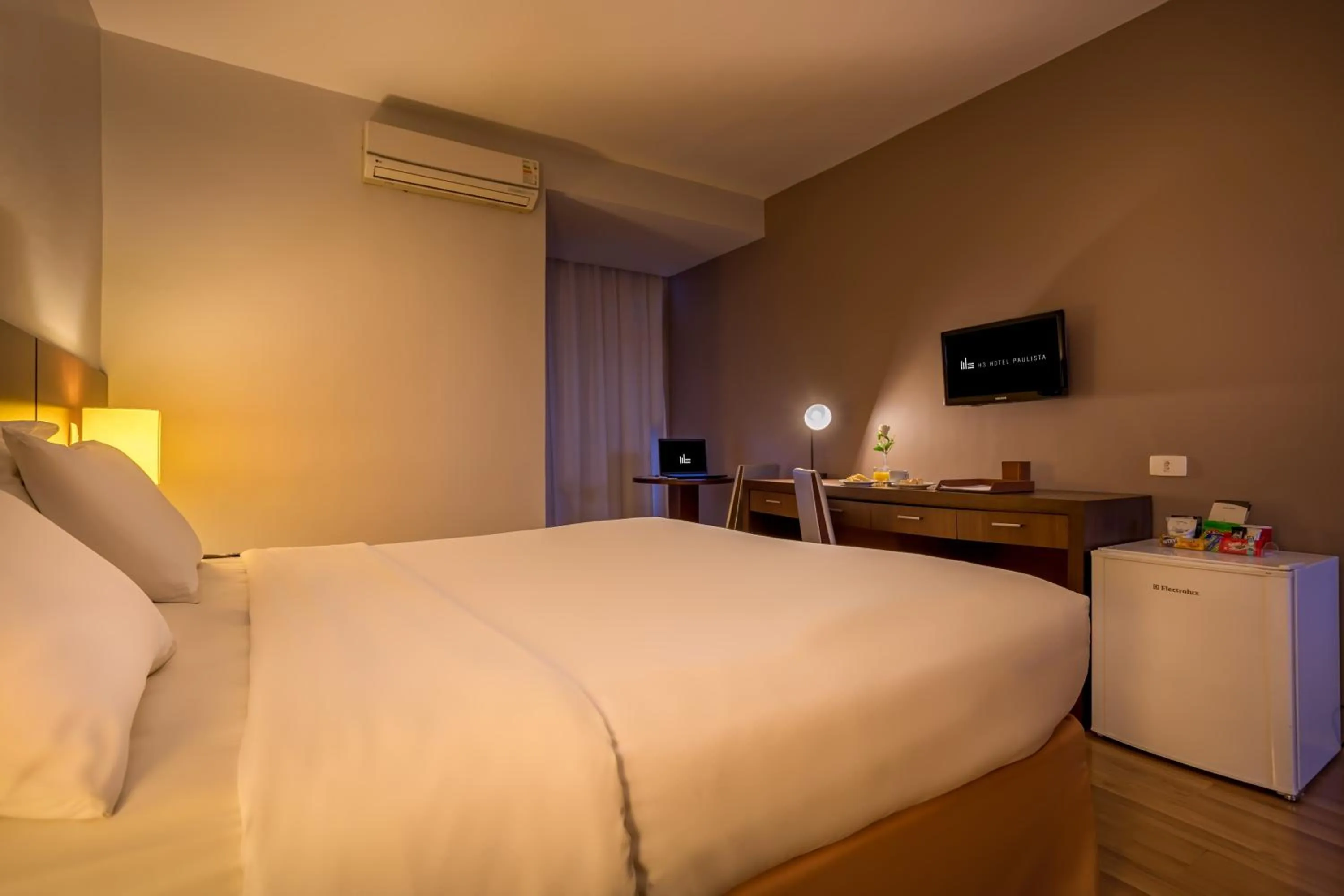 Photo of the whole room, Bed in H3 Hotel Paulista