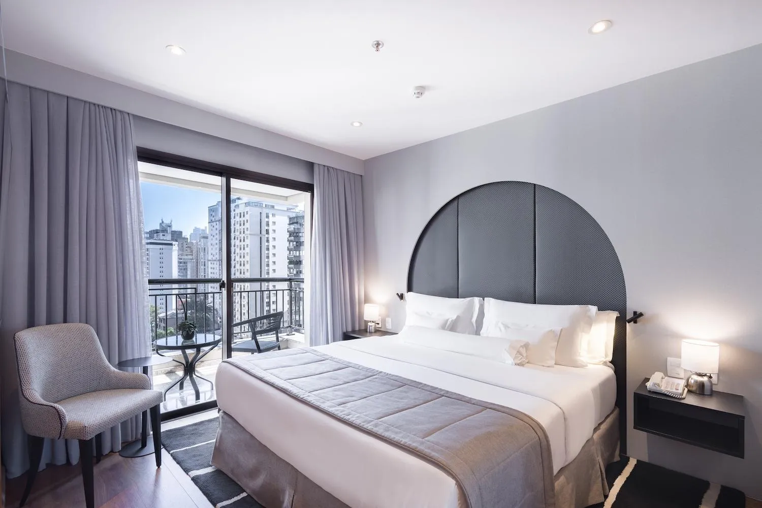 Bed in George V Casa Branca