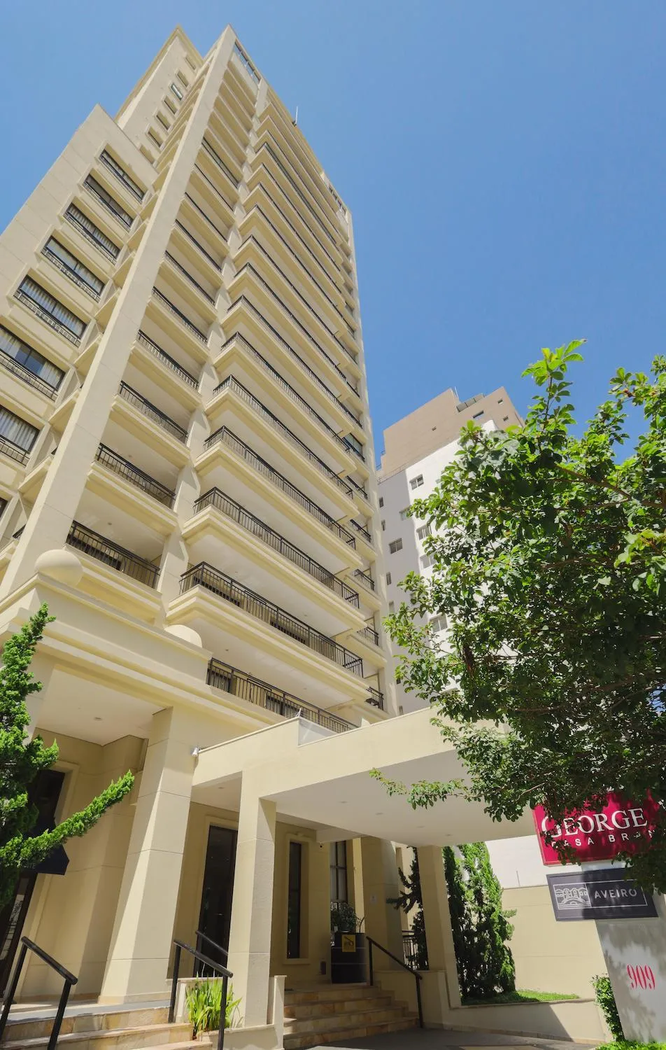 Property building in George V Casa Branca