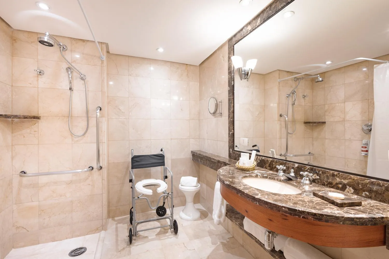 Shower in George V Casa Branca