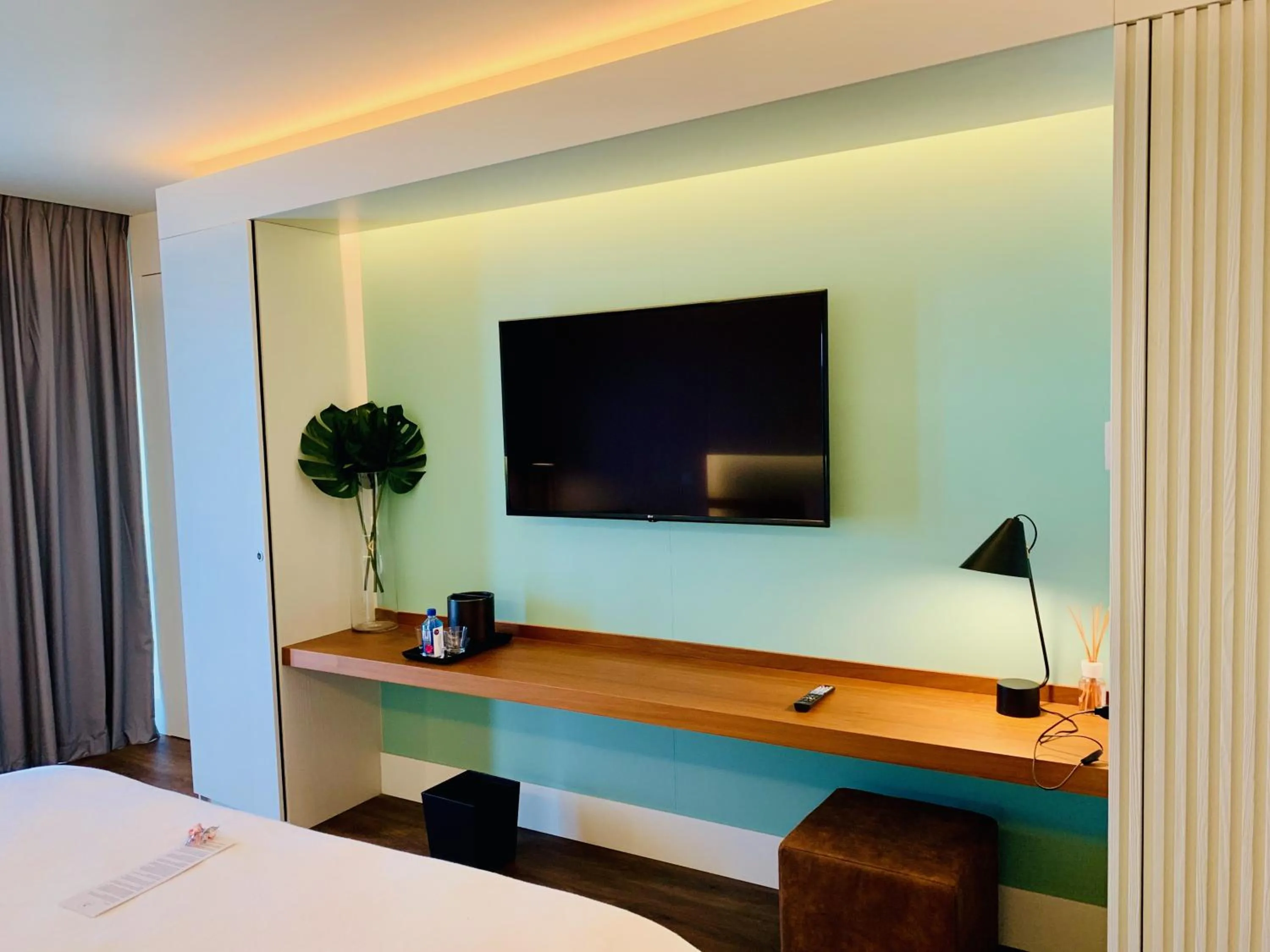 TV and multimedia, Bed in Holland House Beach Hotel