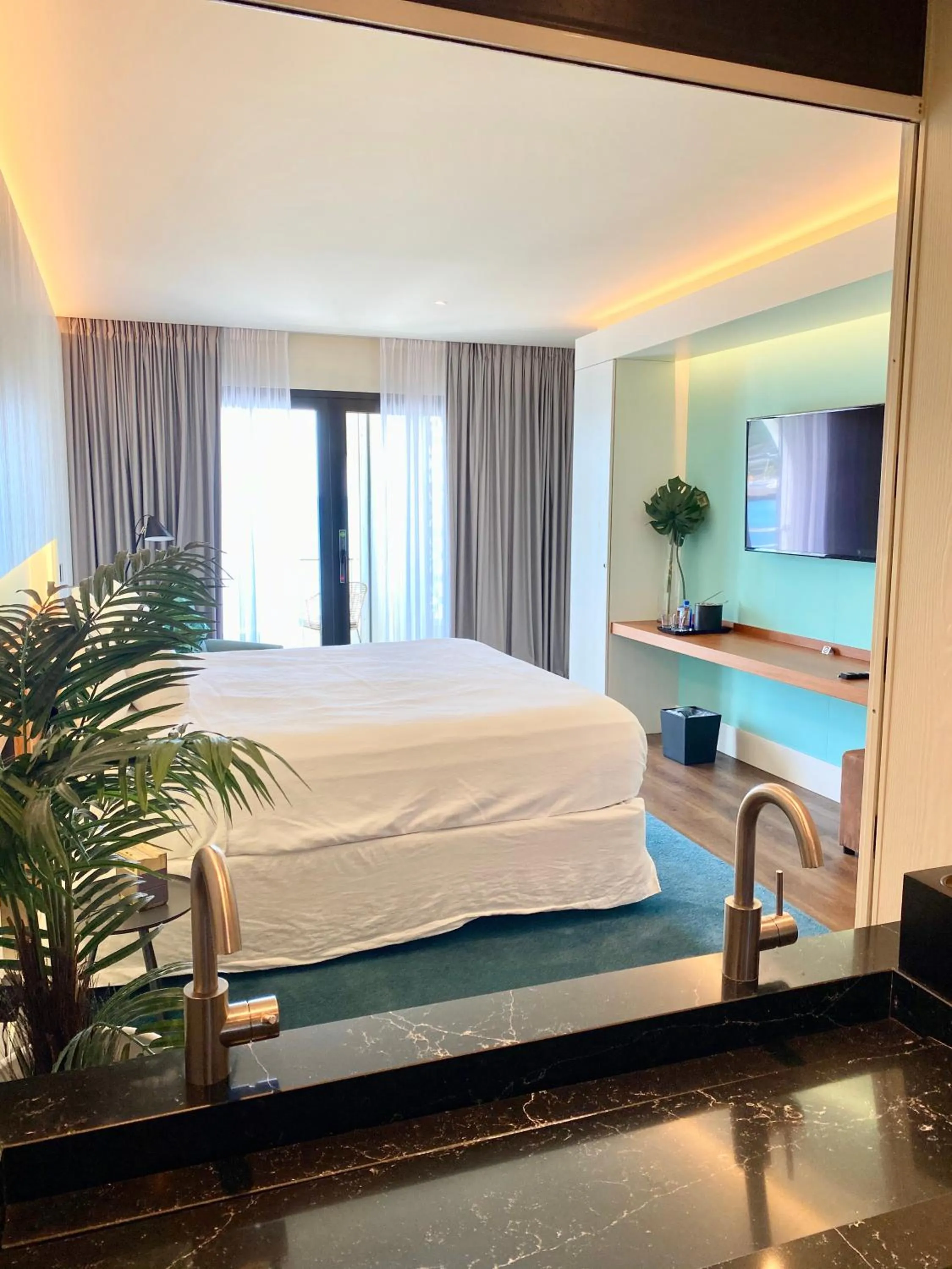 Bed in Holland House Beach Hotel