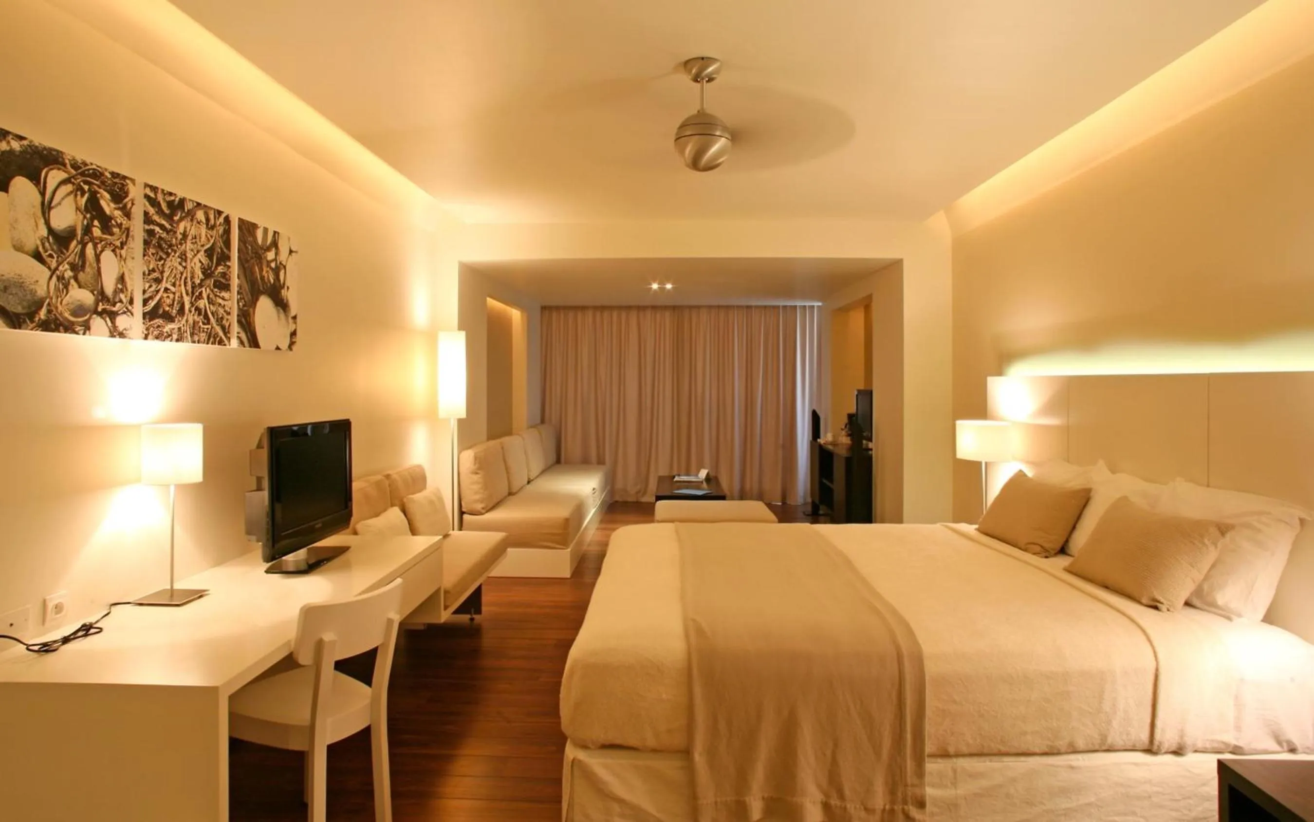 Photo of the whole room, Bed in Holland House Beach Hotel