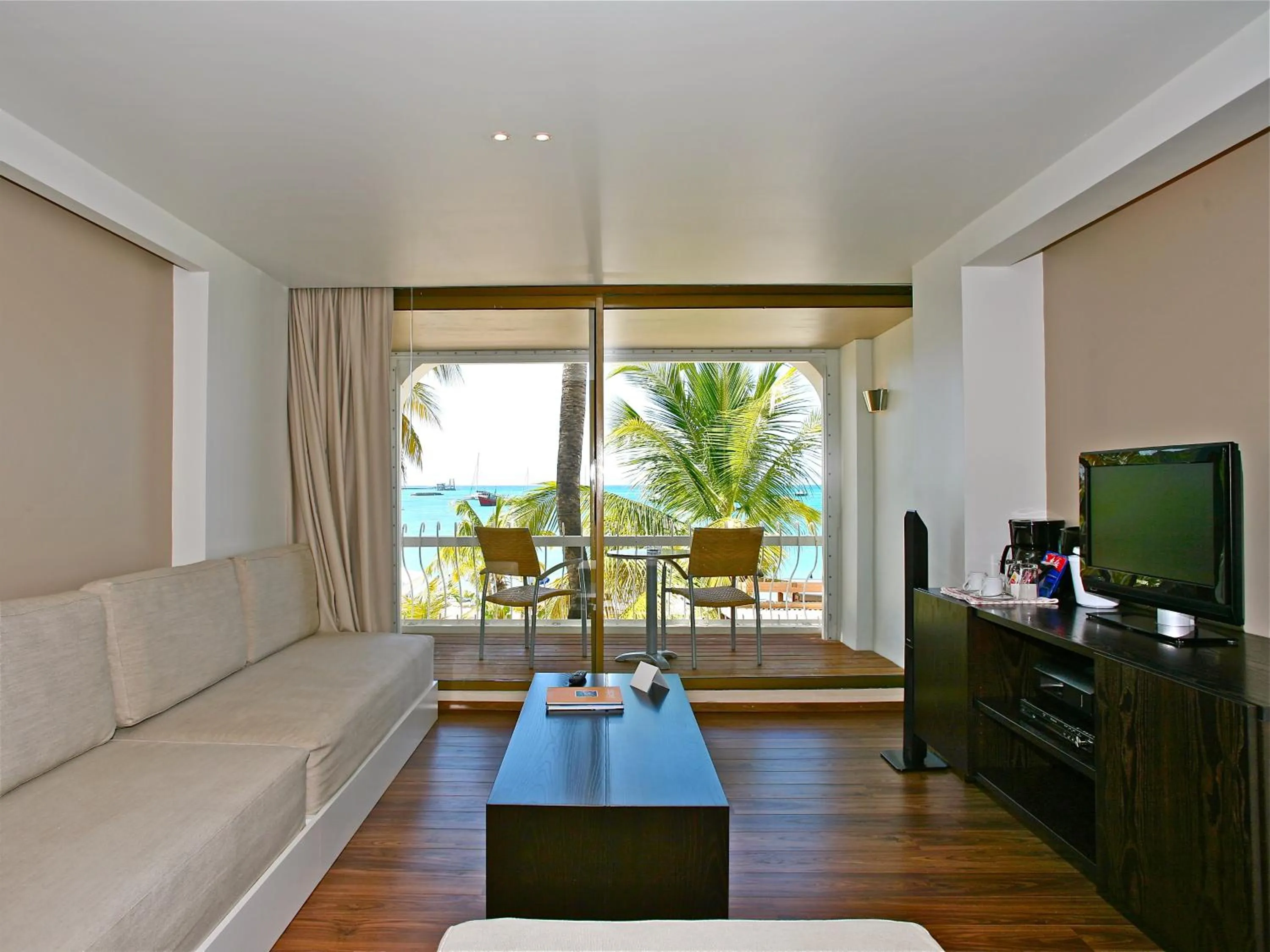 Communal lounge/ TV room in Holland House Beach Hotel