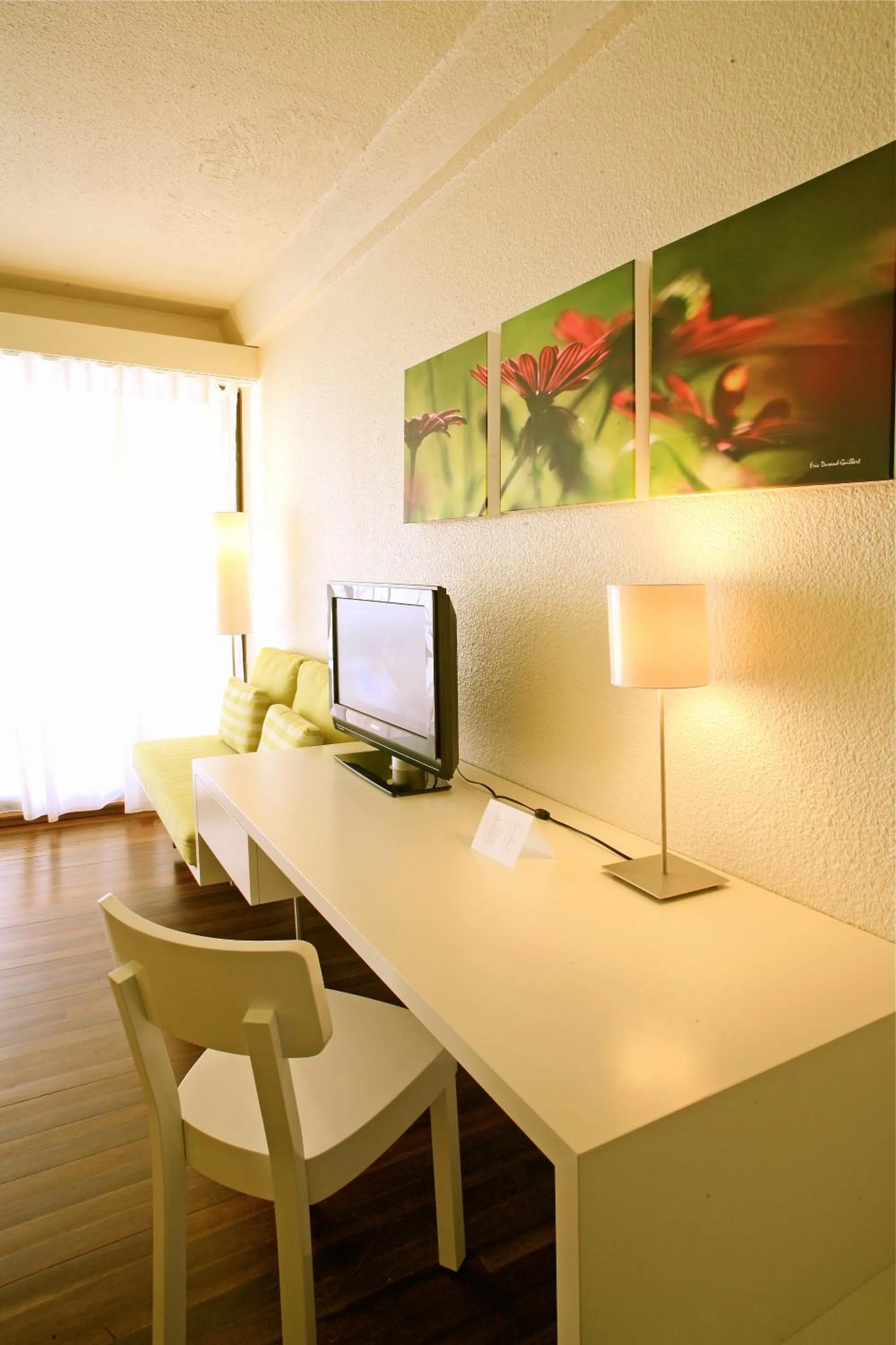 TV and multimedia in Holland House Beach Hotel