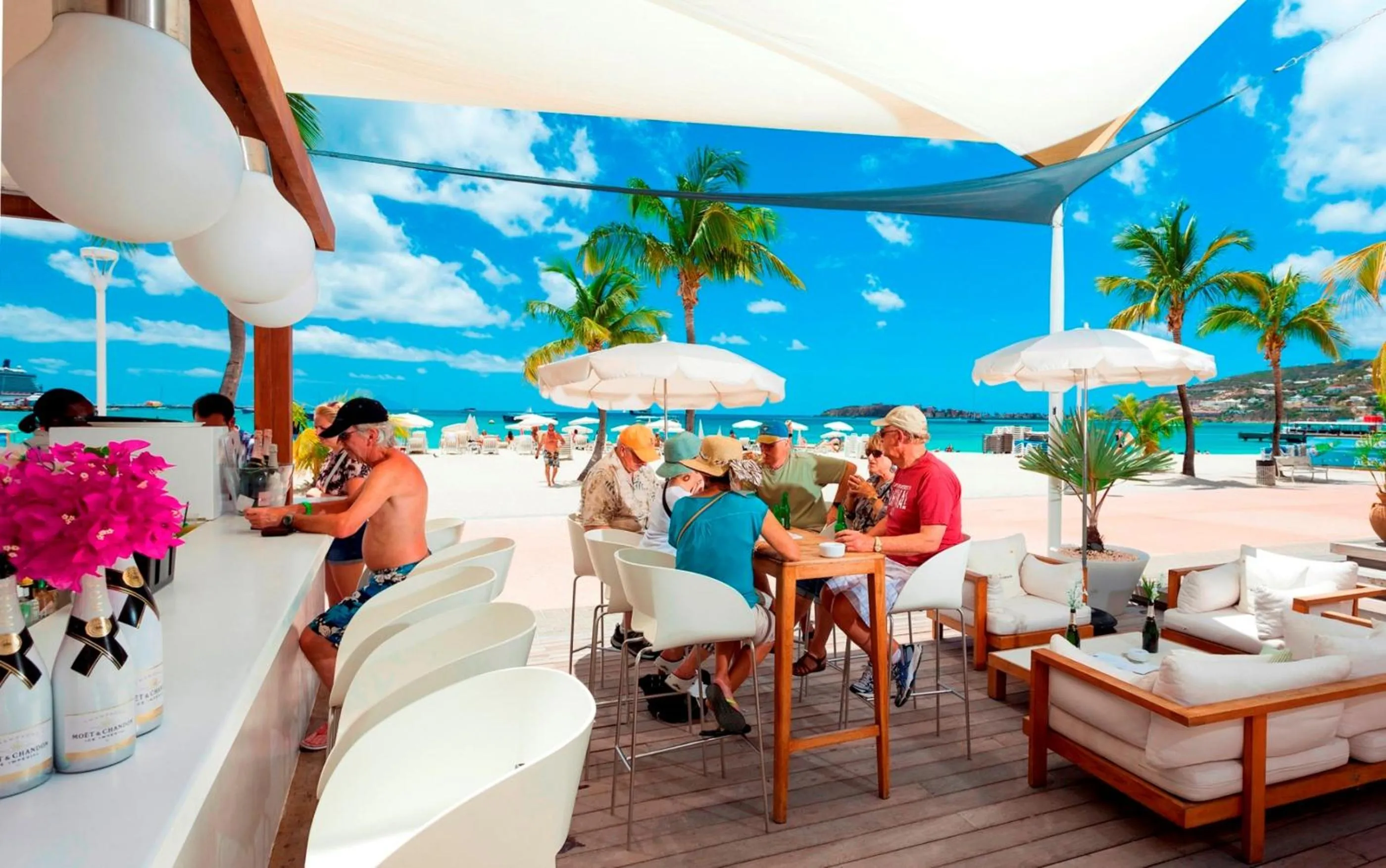 Lounge or bar in Holland House Beach Hotel