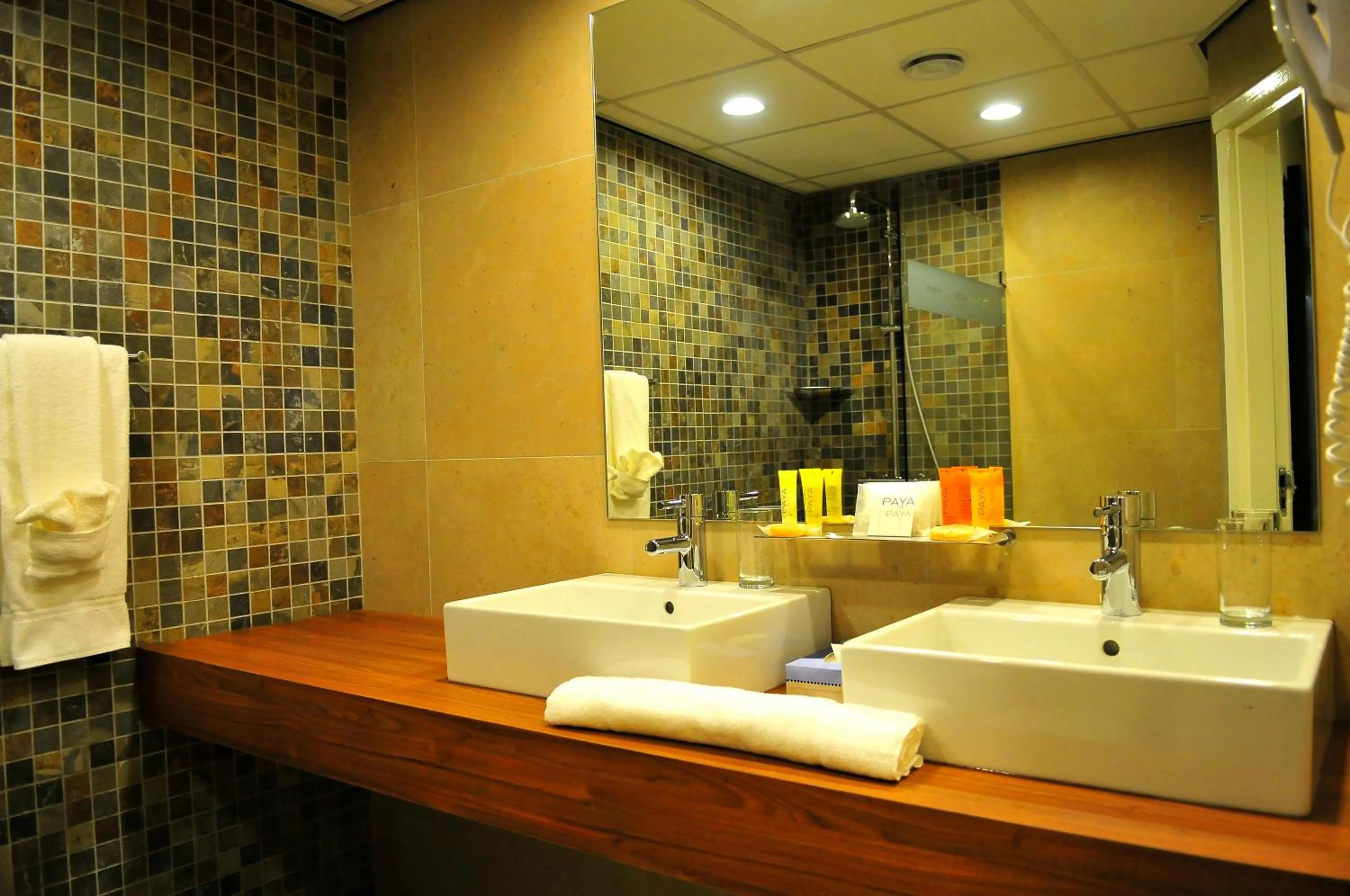 Bathroom in Holland House Beach Hotel