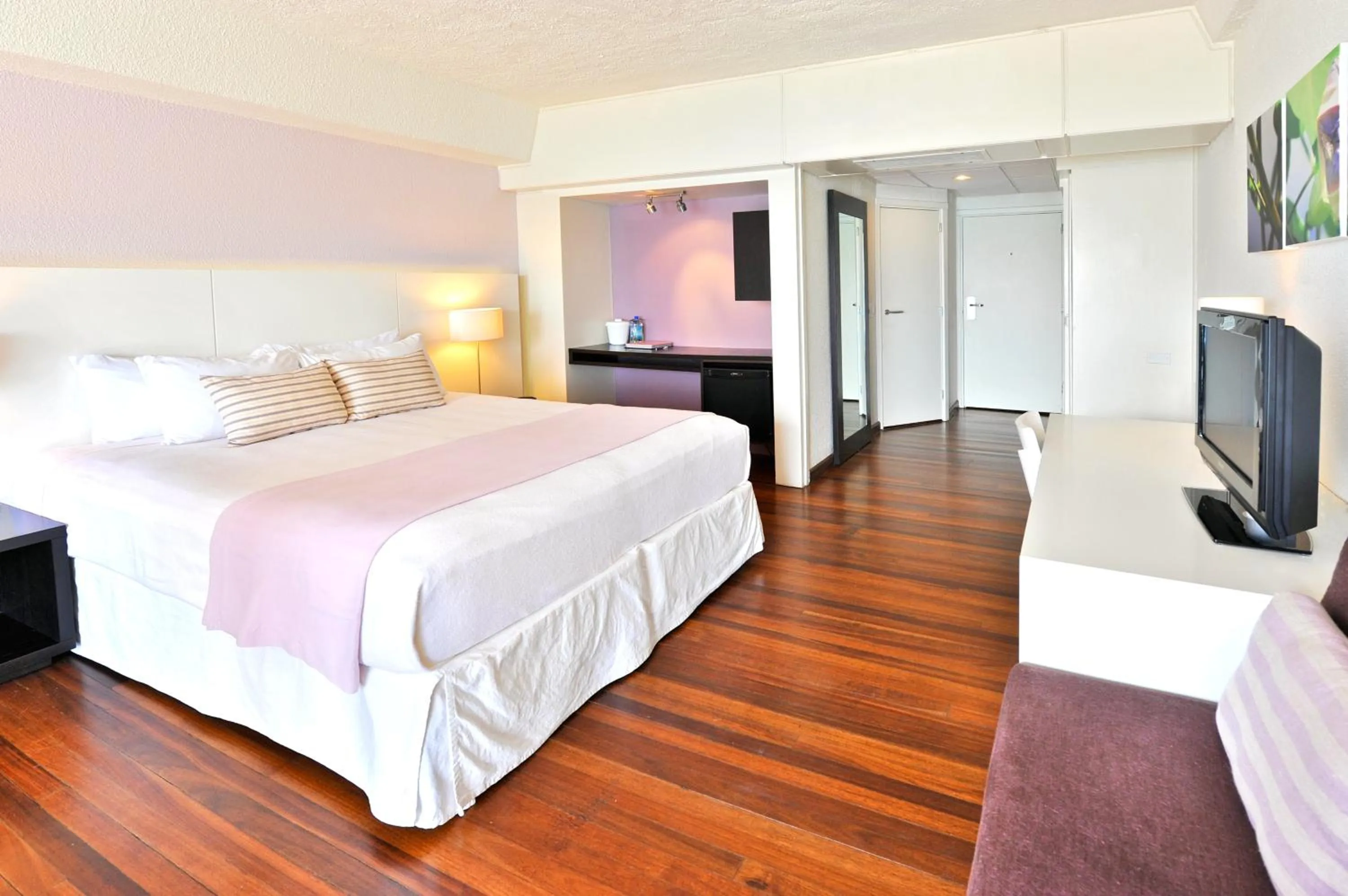 Photo of the whole room, Bed in Holland House Beach Hotel