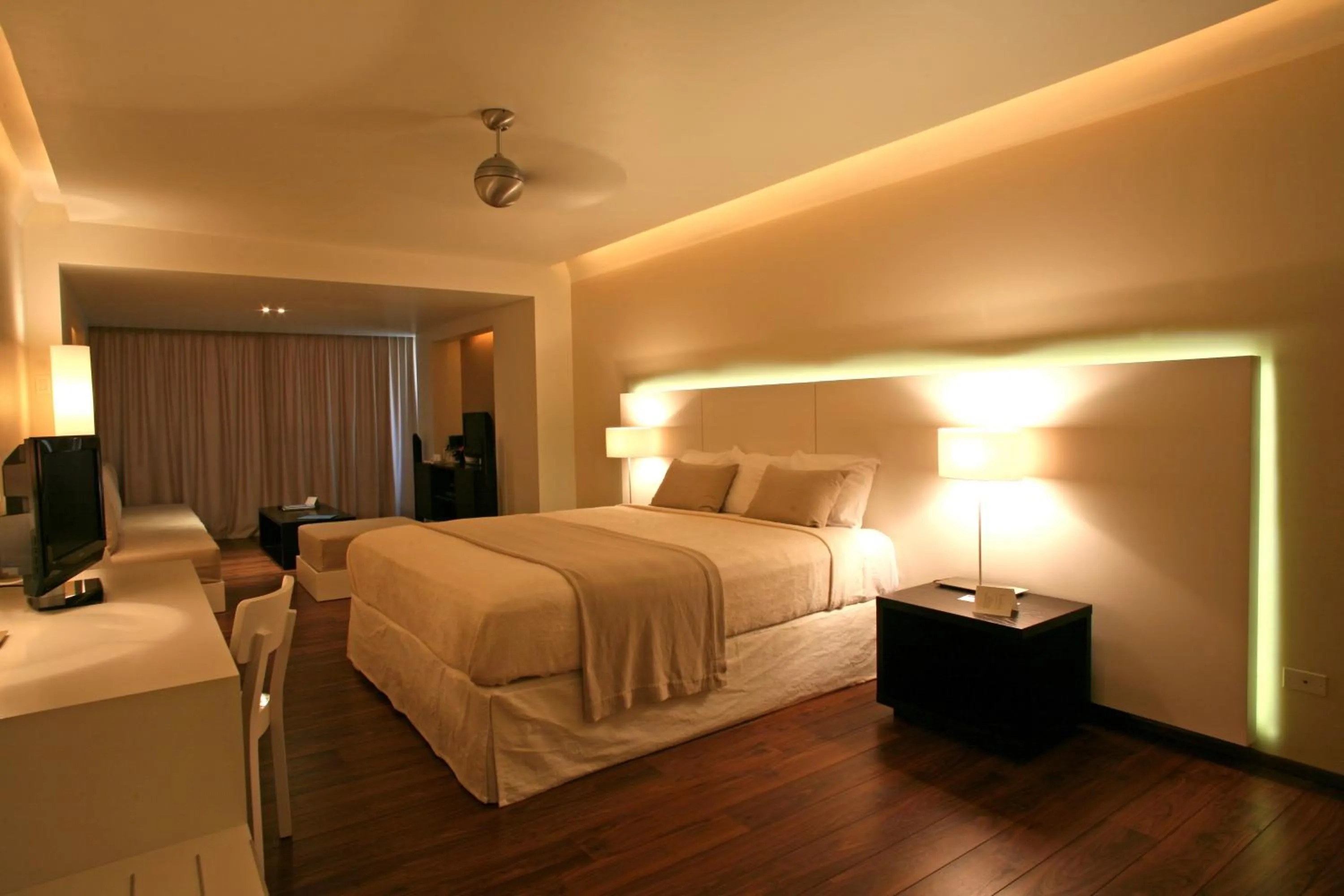Photo of the whole room, Bed in Holland House Beach Hotel