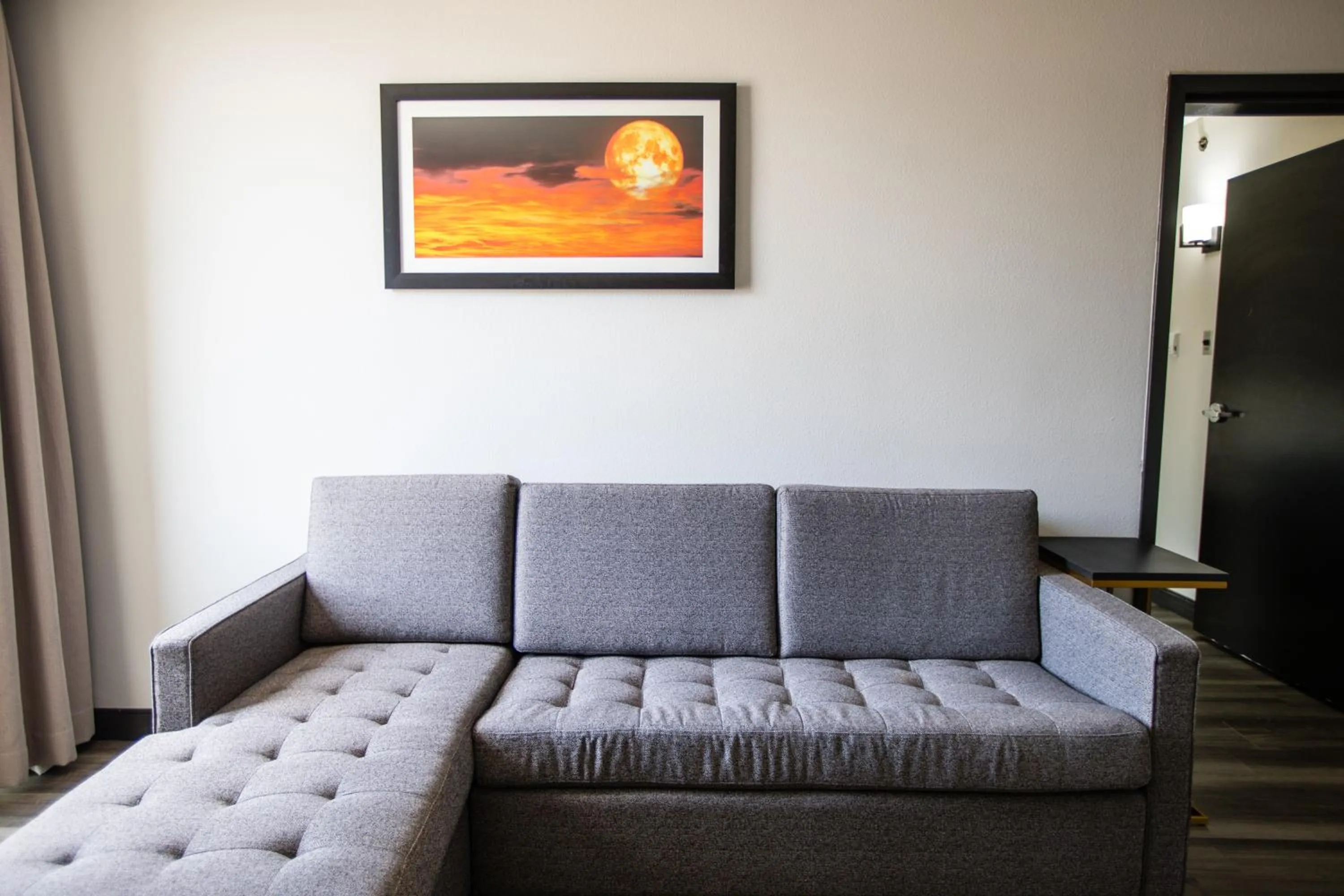 Living room in La Quinta by Wyndham Dallas I-35 Walnut Hill Ln