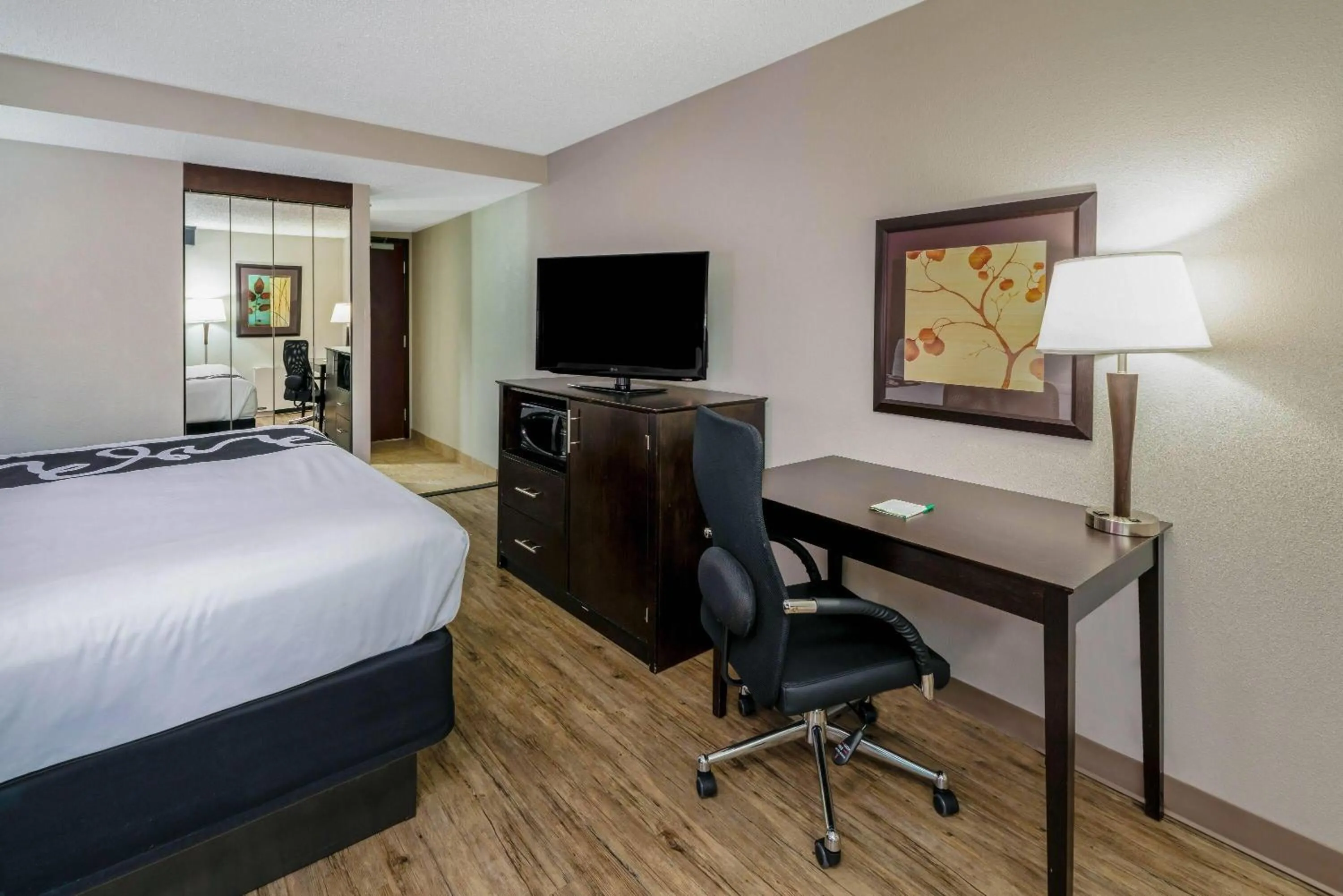 Photo of the whole room, Bed in La Quinta by Wyndham Dallas I-35 Walnut Hill Ln