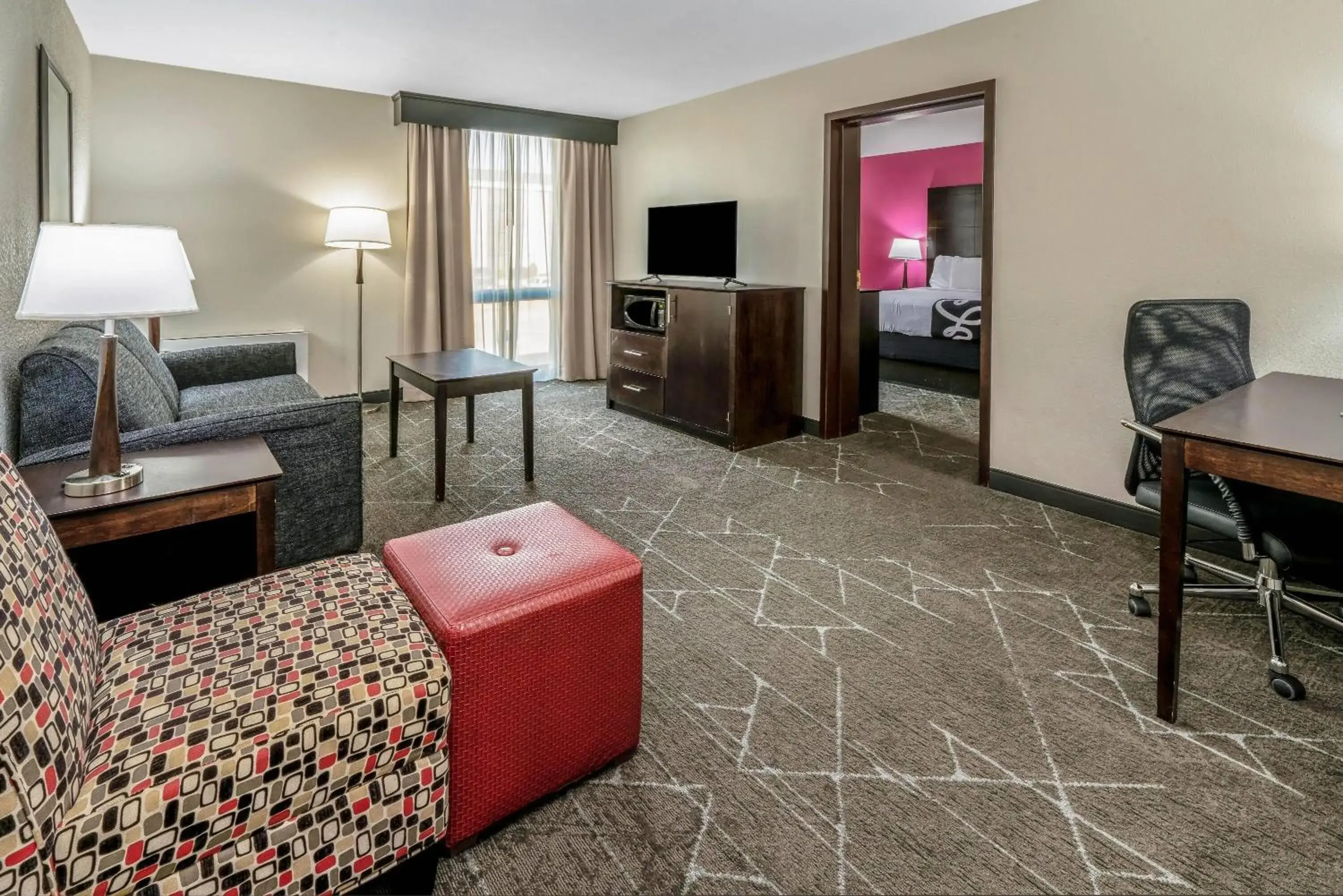 One-Bedroom King Suite with Bathtub - Mobility/Hearing Accessible - Non-Smoking in La Quinta by Wyndham Dallas I-35 Walnut Hill Ln One-Bedroom King Suite with Bathtub - Mobility/Hearing Accessible - Non-Smoking in La Quinta by Wyndham Dallas I-35 Walnut Hill Ln