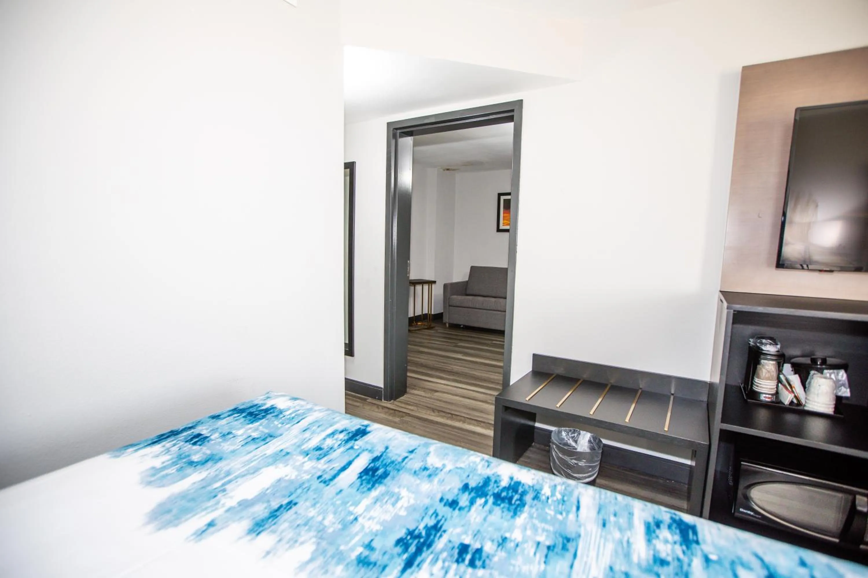 Photo of the whole room, Bed in La Quinta by Wyndham Dallas I-35 Walnut Hill Ln