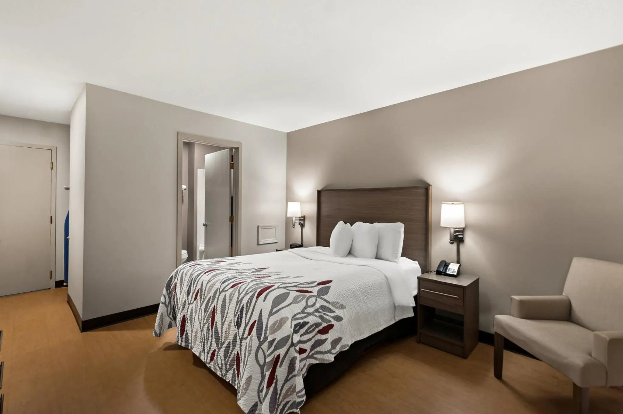 Bedroom, Bed in Red Roof Inn Martinsburg