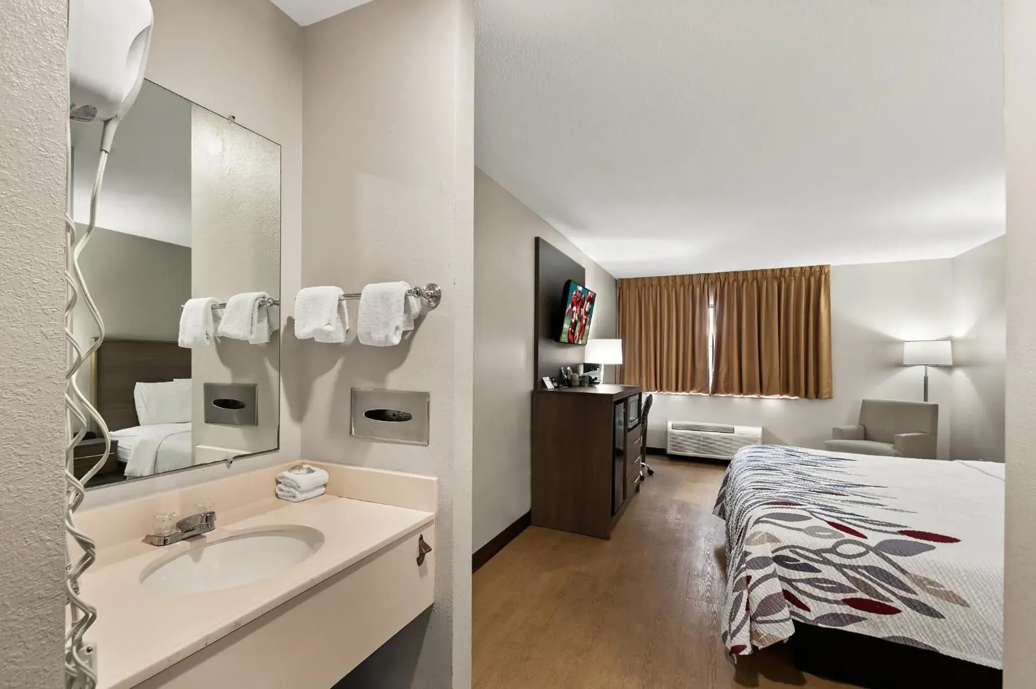 Superior King Room Smoke Free in Red Roof Inn Martinsburg Superior King Room Smoke Free in Red Roof Inn Martinsburg