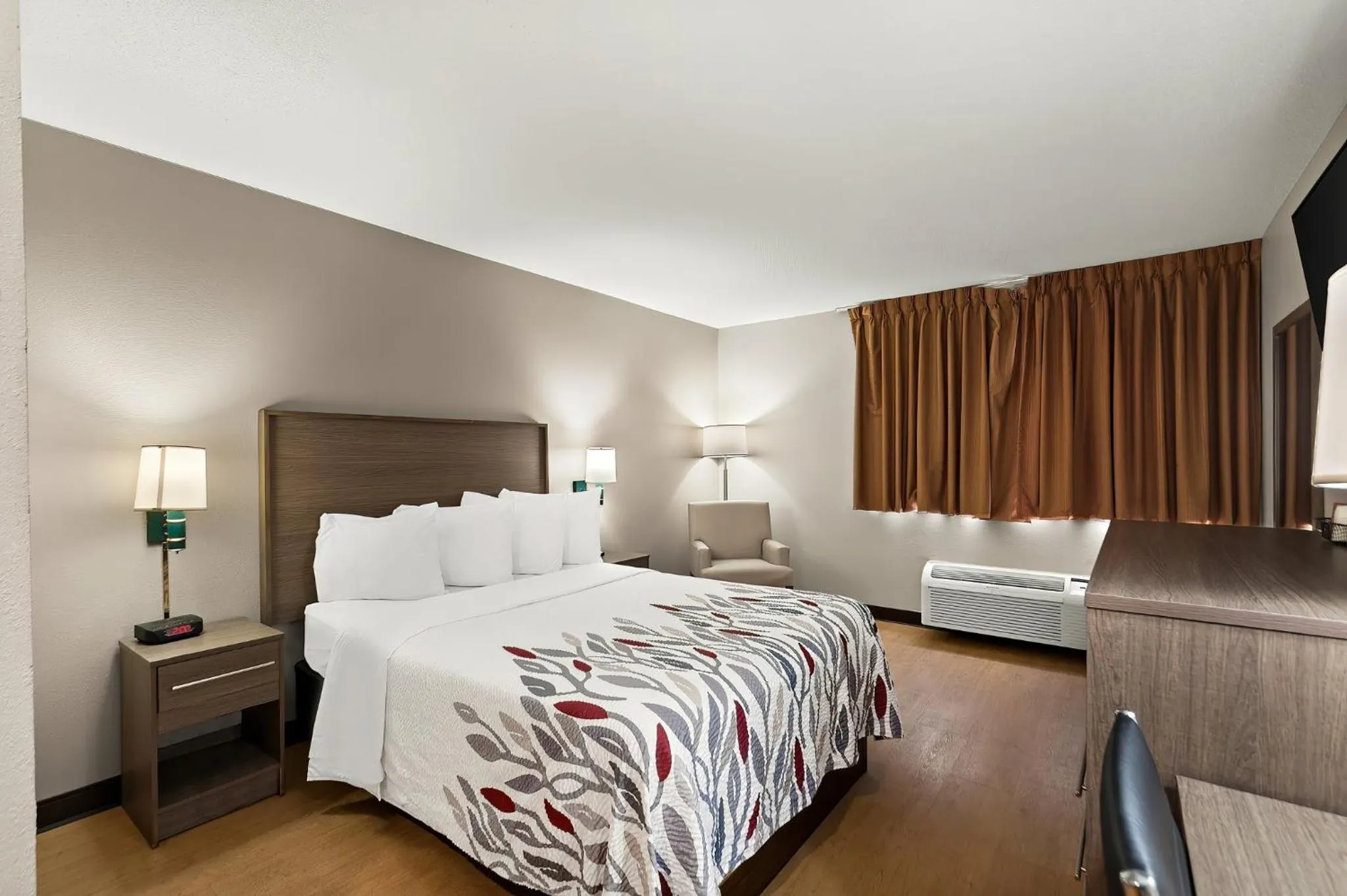 Bedroom, Bed in Red Roof Inn Martinsburg