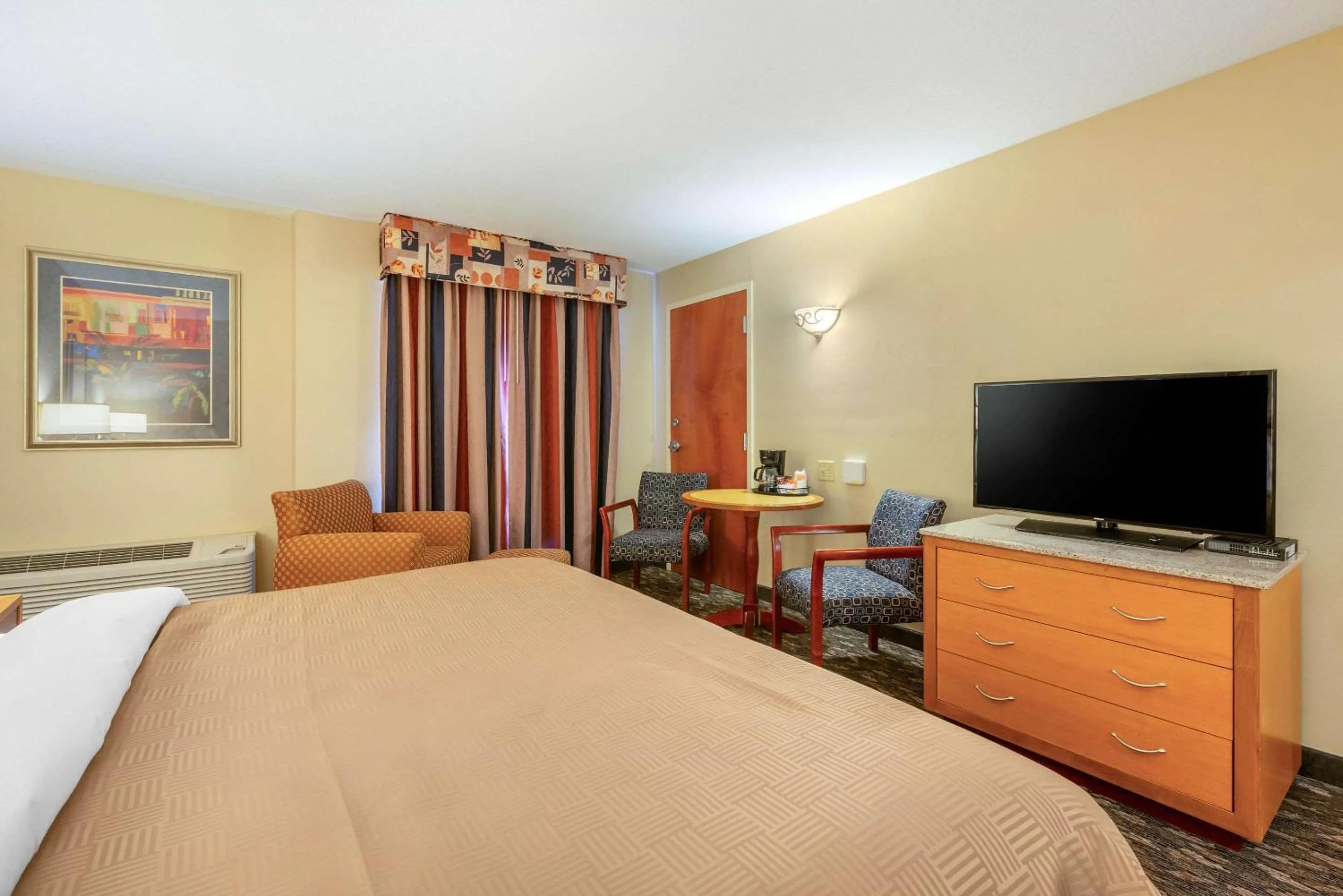 Photo of the whole room, Bed in Clarion Inn Ormond Beach at Destination Daytona