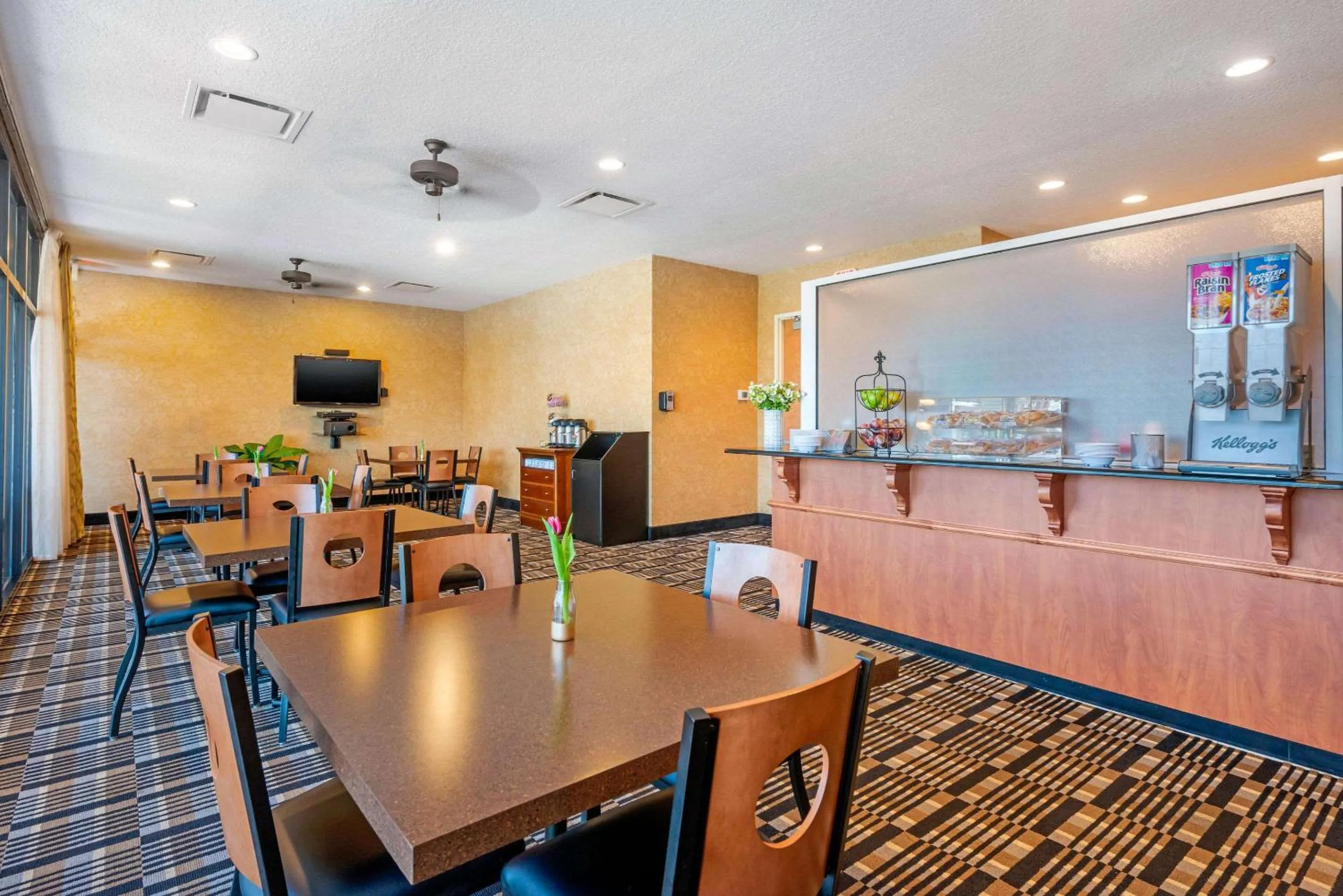 Restaurant/places to eat in Clarion Inn Ormond Beach at Destination Daytona