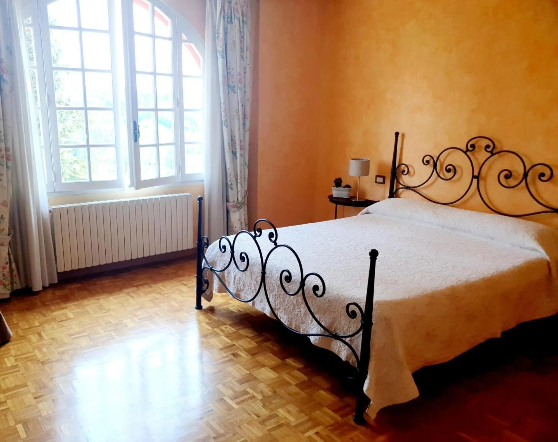 Photo of the whole room in La Mondianese "House of Ruchè"