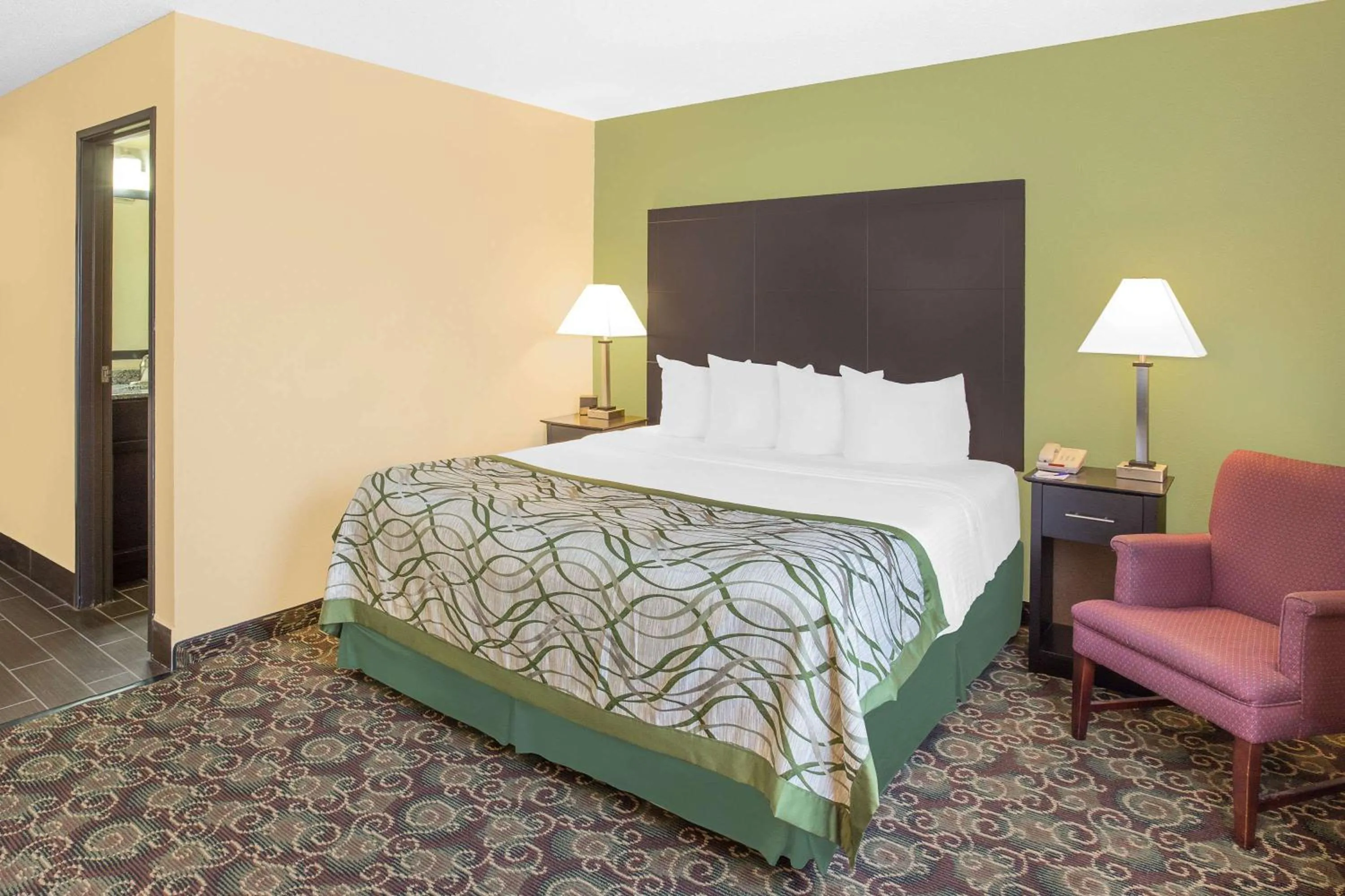 Photo of the whole room, Bed in Baymont by Wyndham Holland