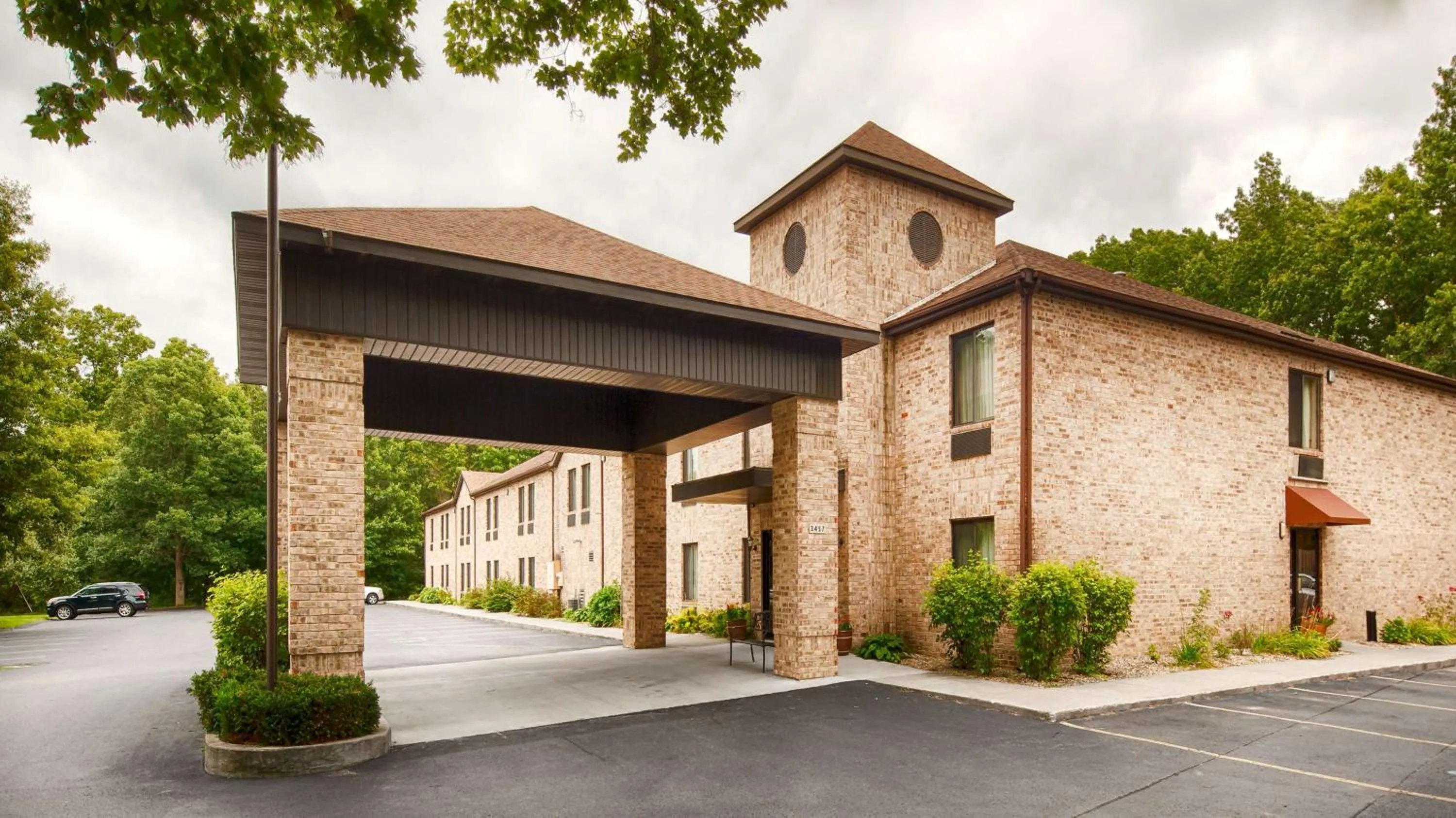 Property building in Best Western Plaza Hotel Saugatuck