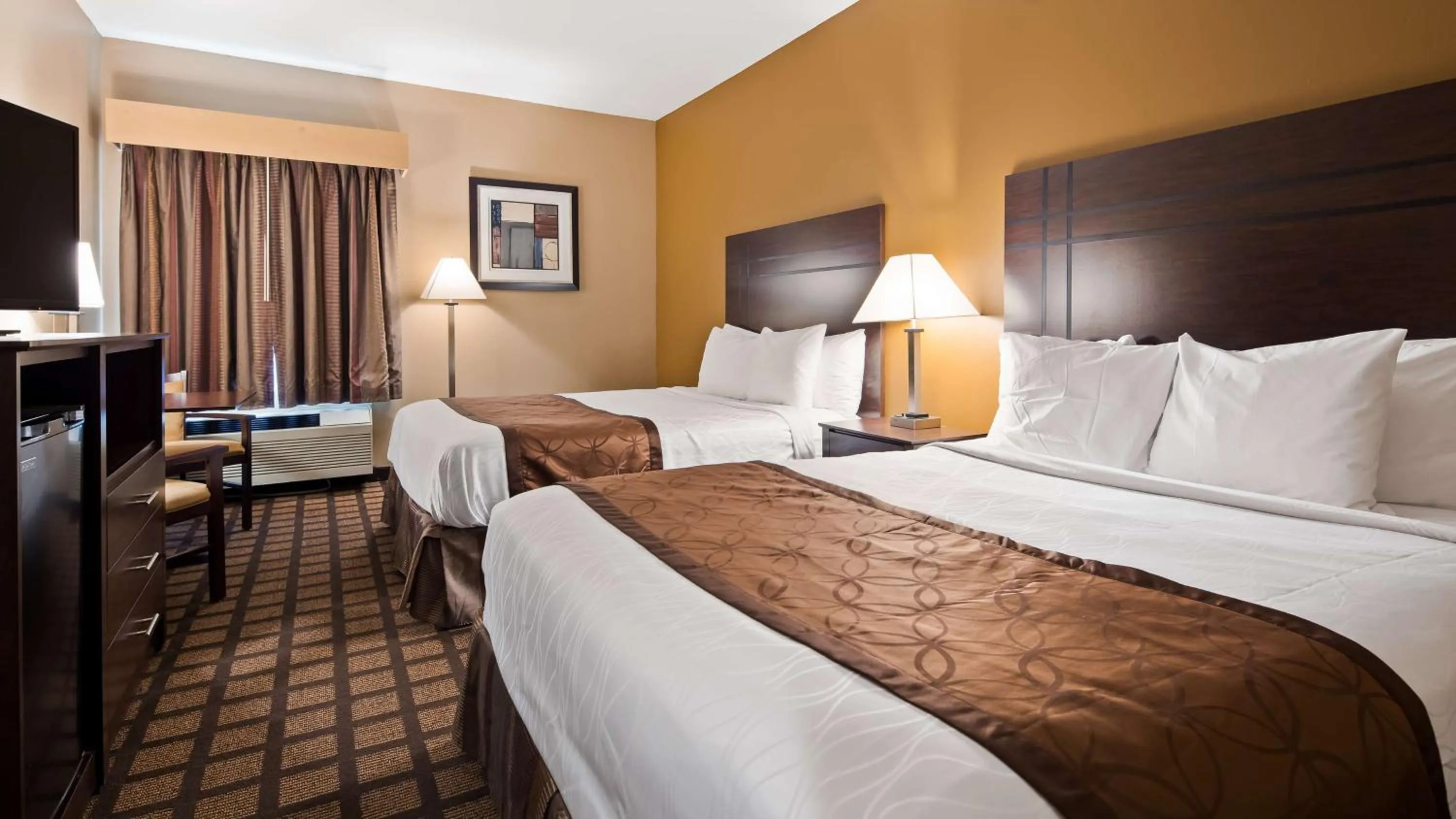Queen Room with Two Queen Beds and Bath Tub - Disability Access/Non-Smoking in Best Western Plaza Hotel Saugatuck