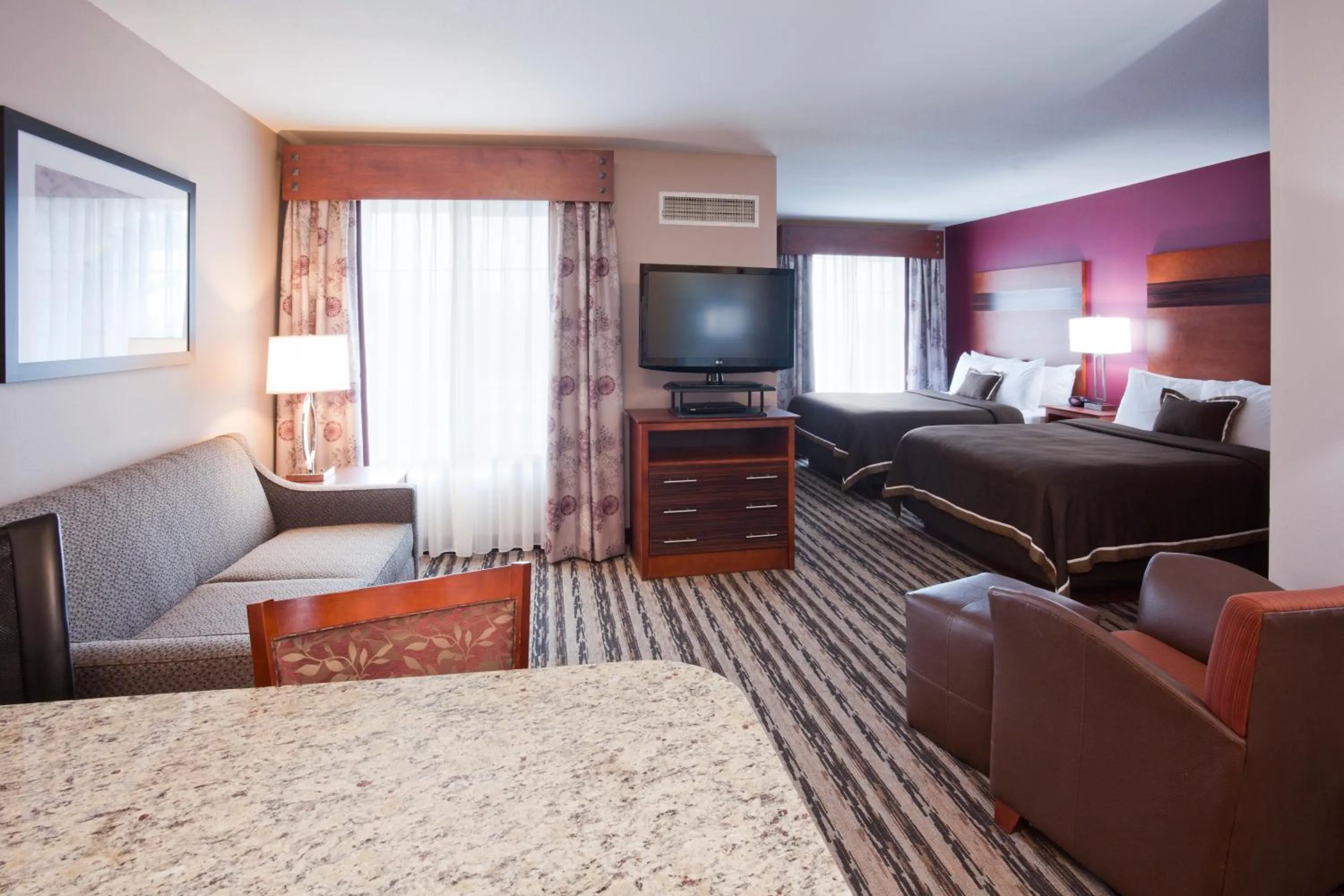 Living room, Bed in GrandStay Residential Suites Hotel