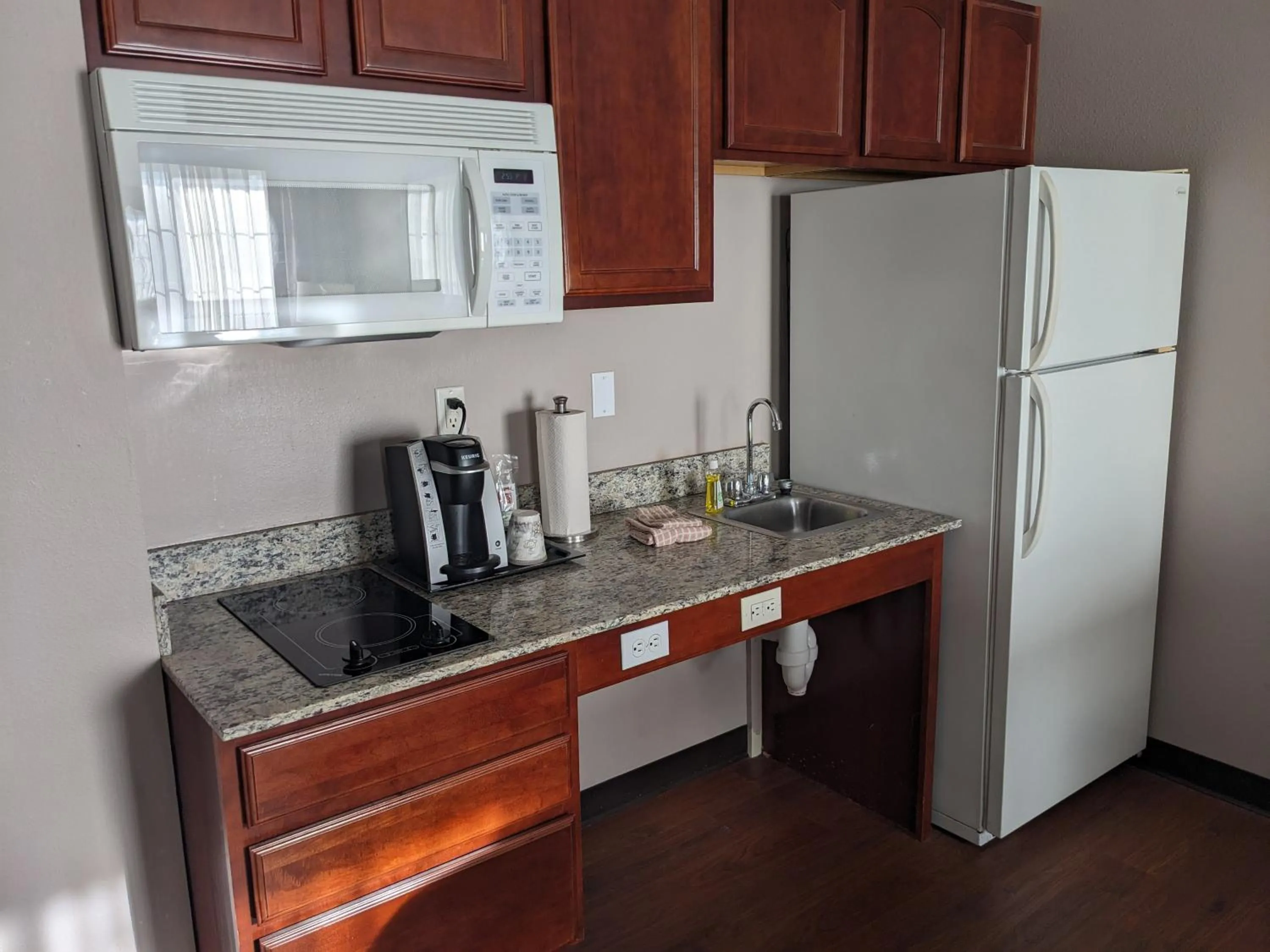 Coffee/tea facilities in GrandStay Residential Suites Hotel