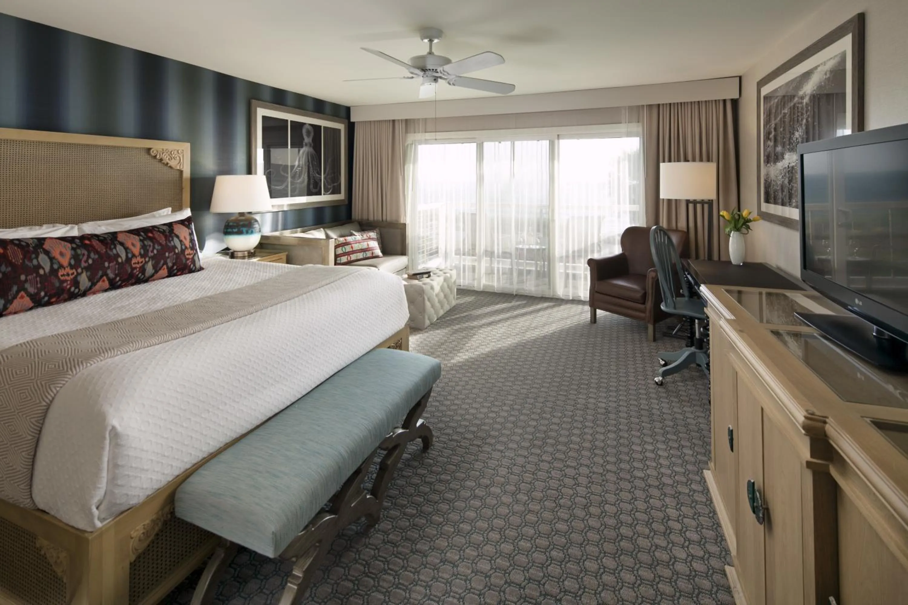 Photo of the whole room, Bed in Spyglass Inn