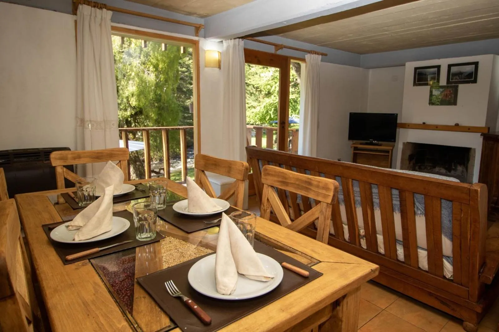 Communal lounge/ TV room in Cabañas Rucaleufu