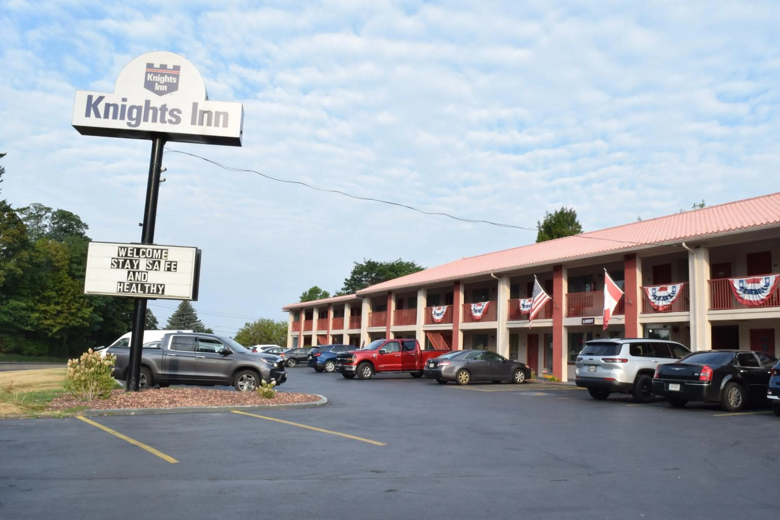 Property building in Knights Inn Oswego East
