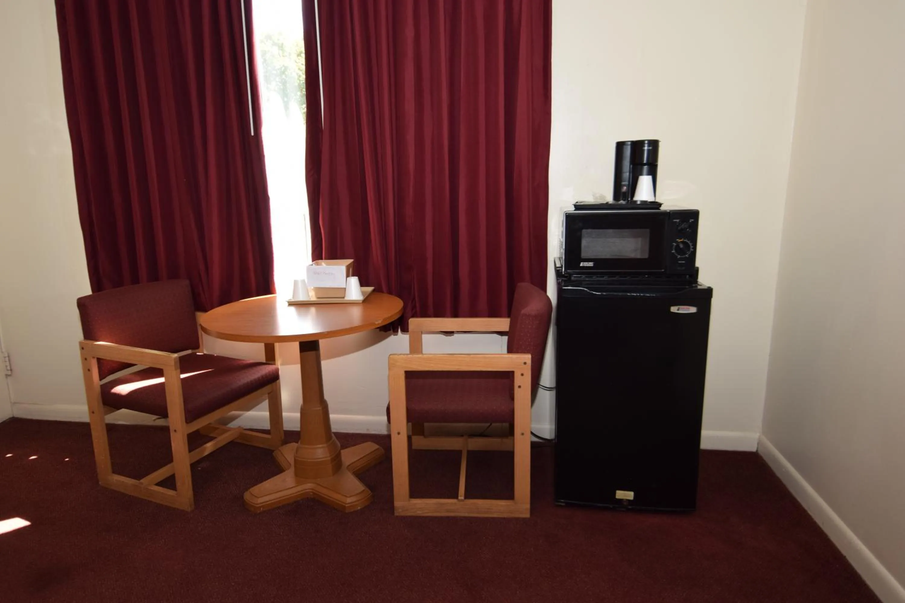 microwave in Knights Inn Oswego East