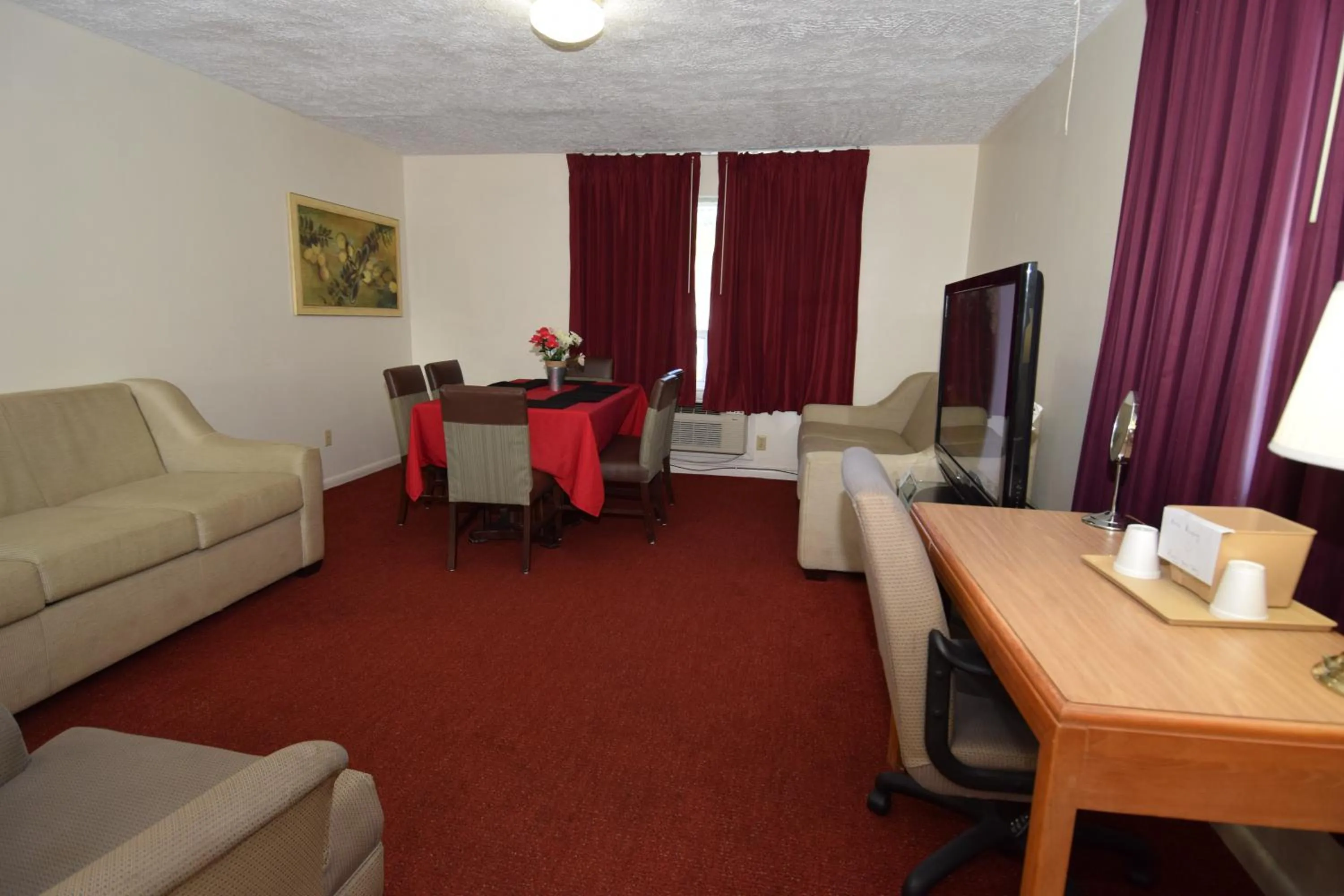 TV and multimedia in Knights Inn Oswego East