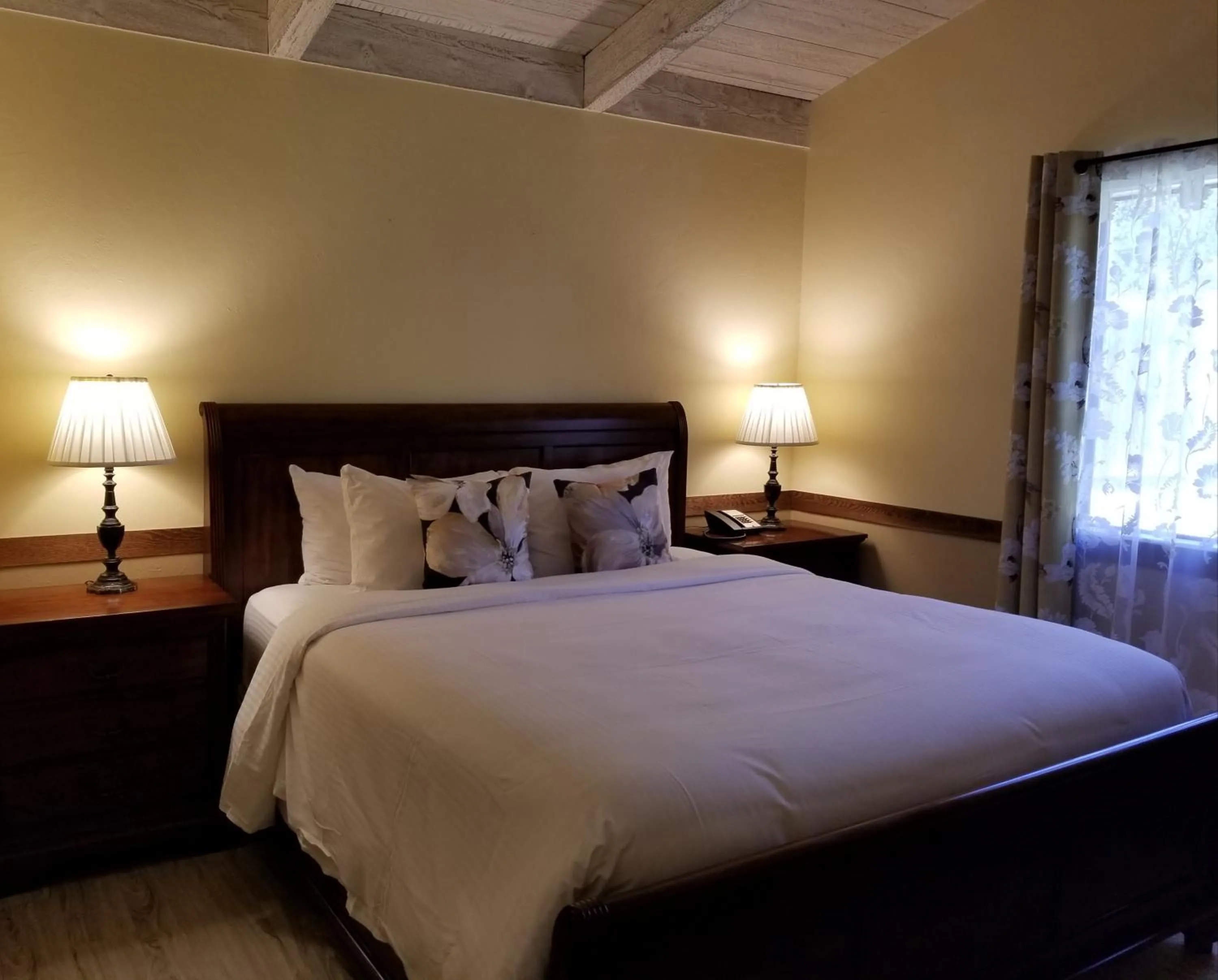 Bedroom, Bed in Carmel Valley Lodge