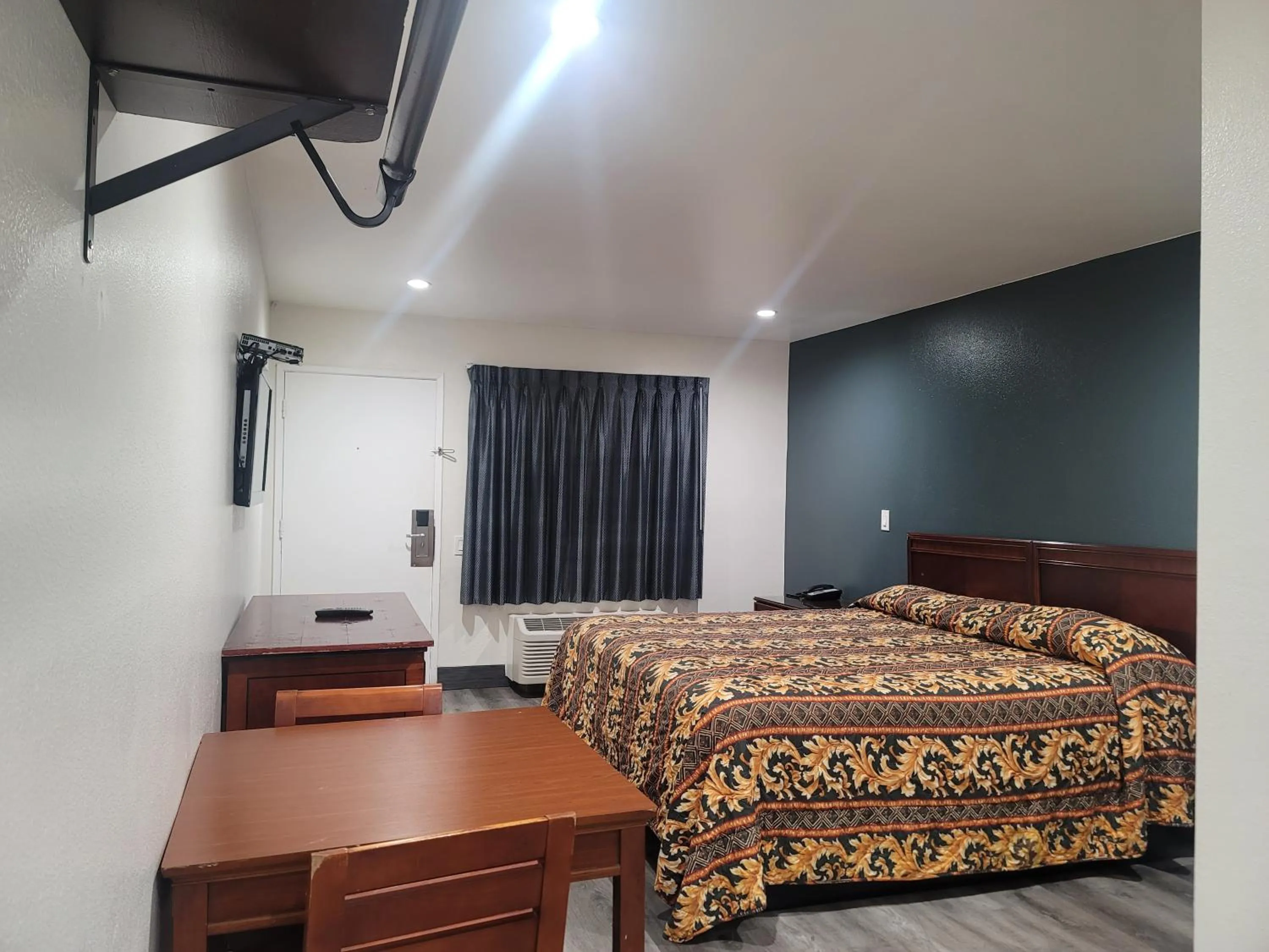 Photo of the whole room, Bed in Motel Moonlight