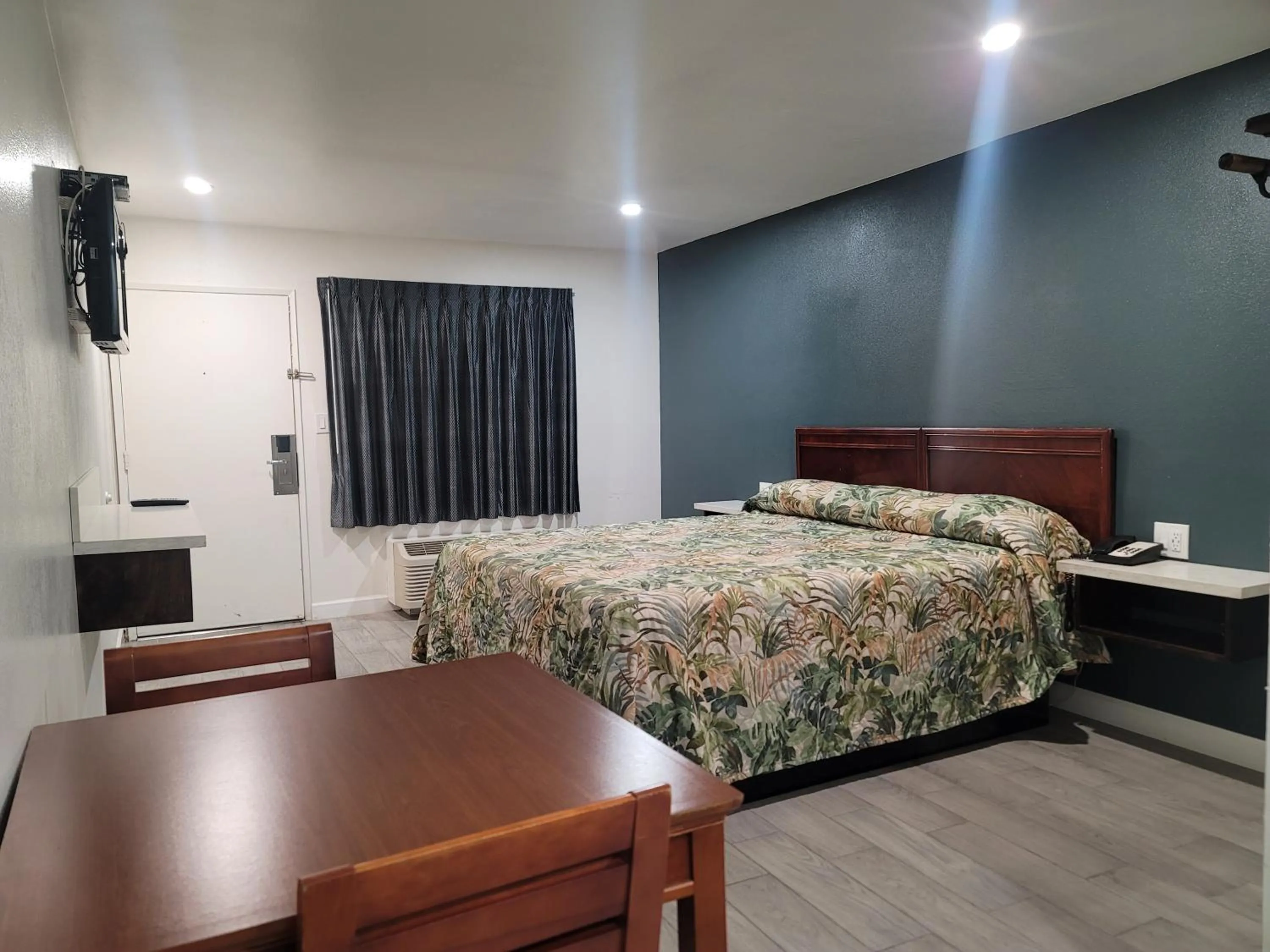 Bedroom, Bed in Motel Moonlight